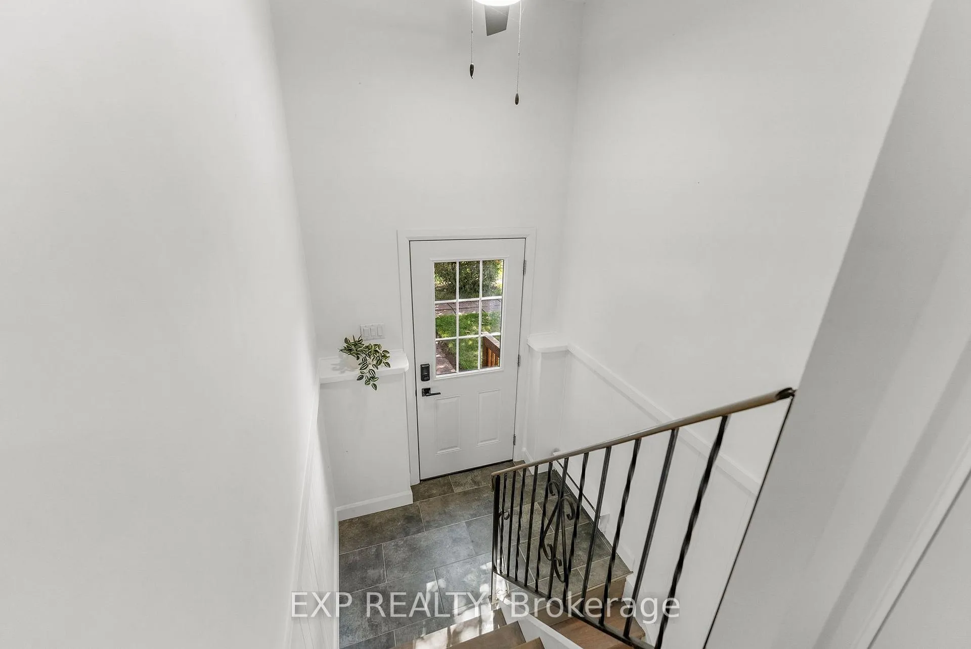 Photo 2 of 146 Barnet Boulevard, Renfrew — HOMEH