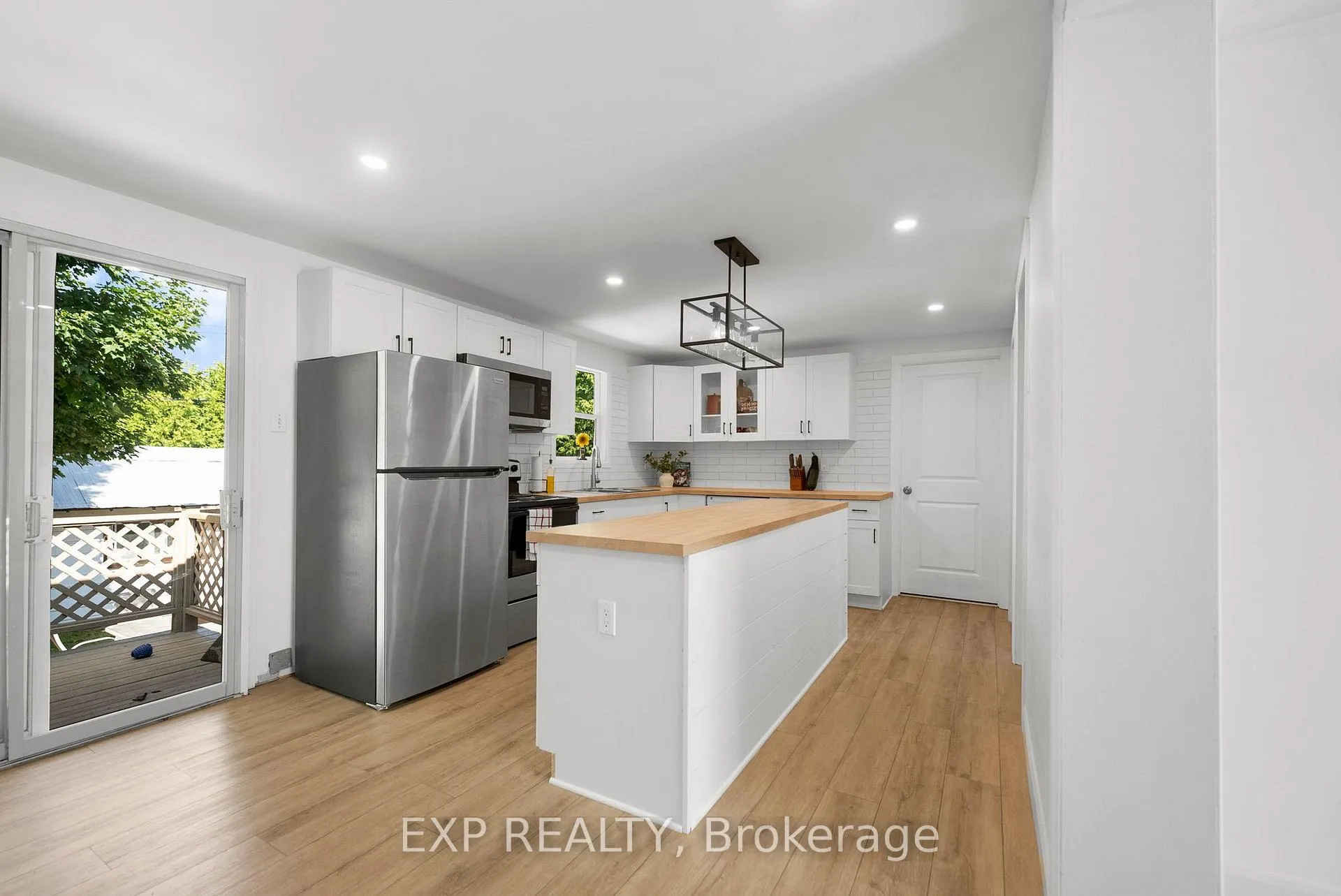 Photo 4 of 146 Barnet Boulevard, Renfrew — HOMEH