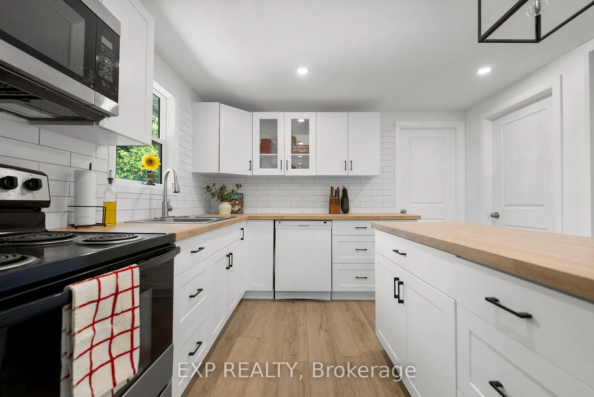 Photo 7 of 146 Barnet Boulevard, Renfrew — HOMEH