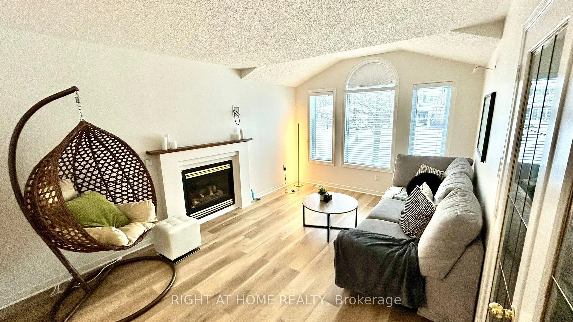 Photo 4 of 48 Johnson Street, Orillia — HOMEH