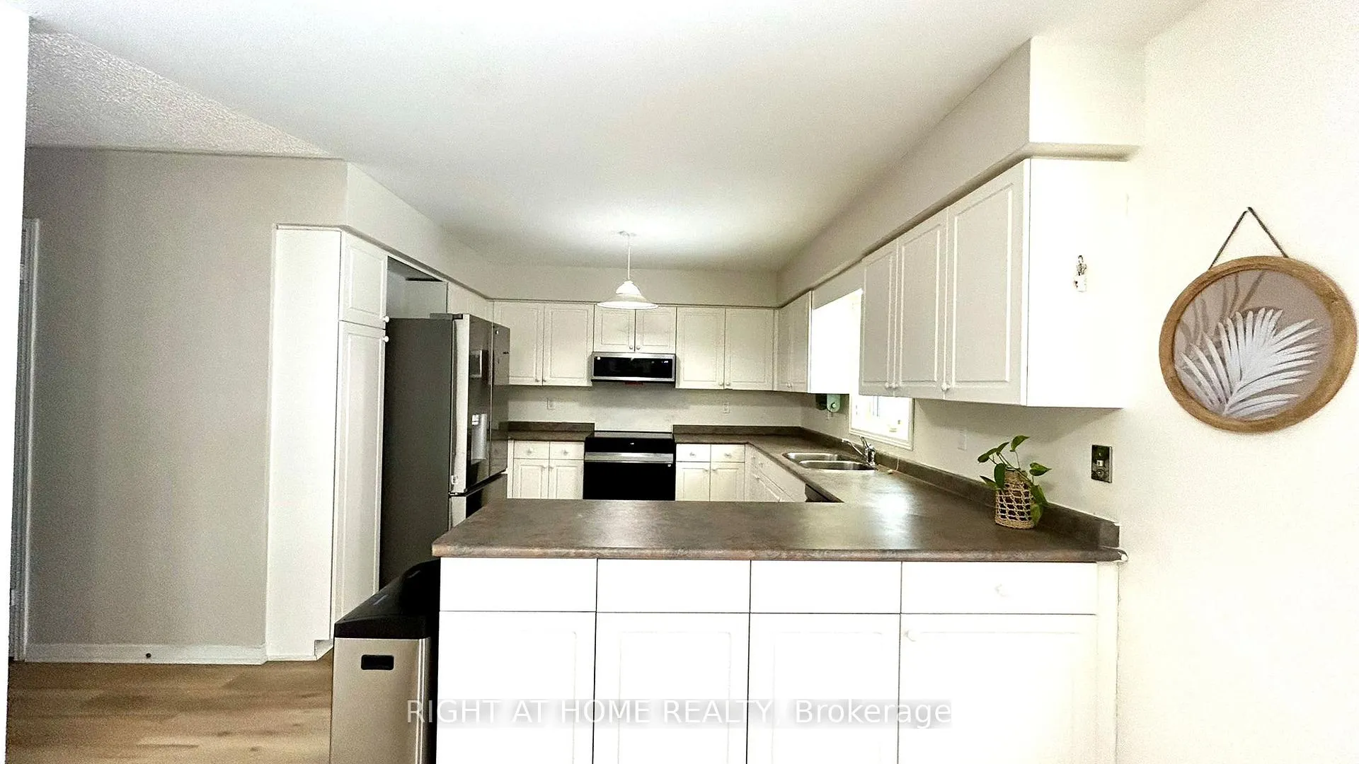 Photo 9 of 48 Johnson Street, Orillia — HOMEH