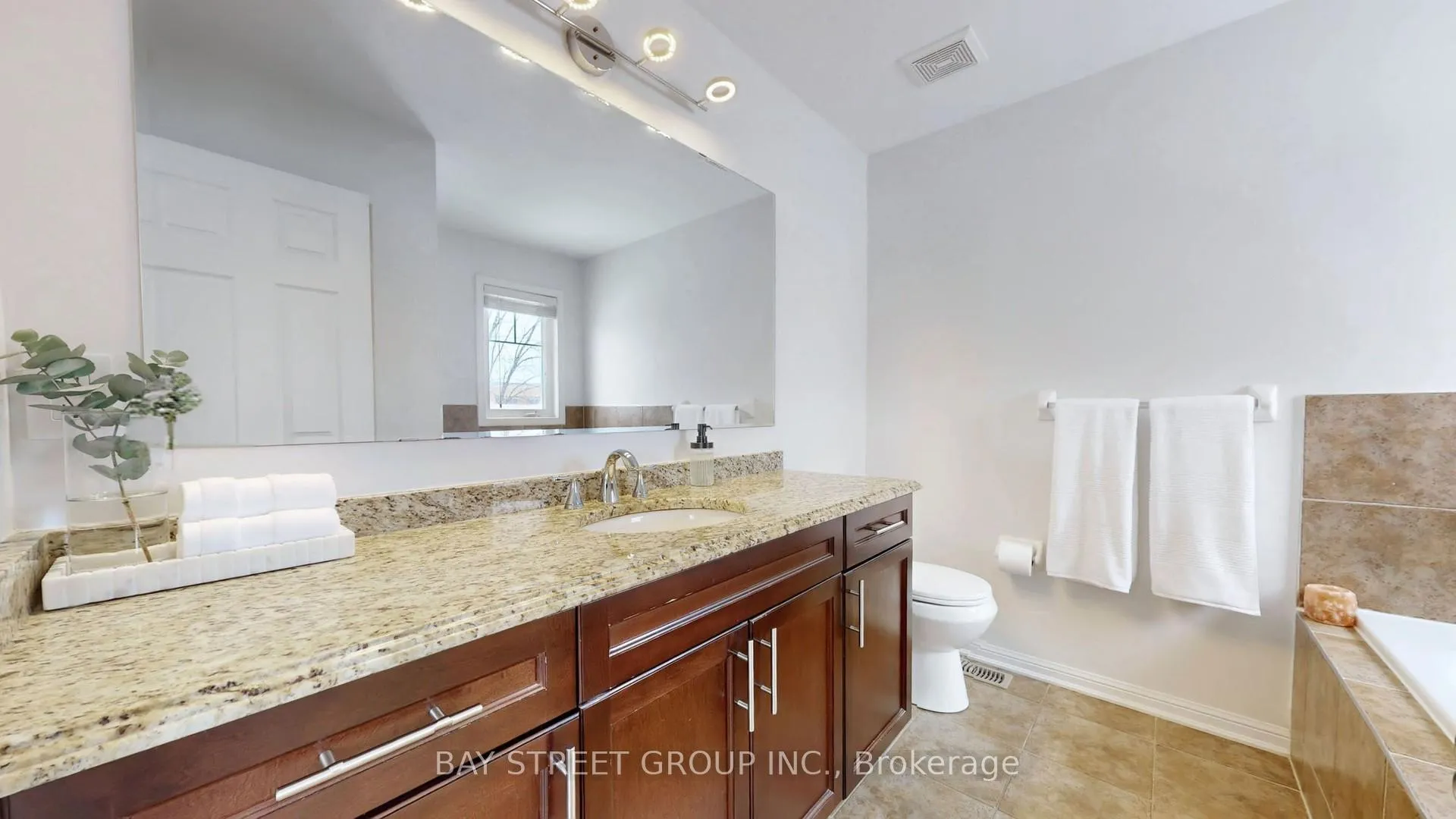 Photo 19 of 216 Emick Drive, Hamilton, Ancaster — HOMEH