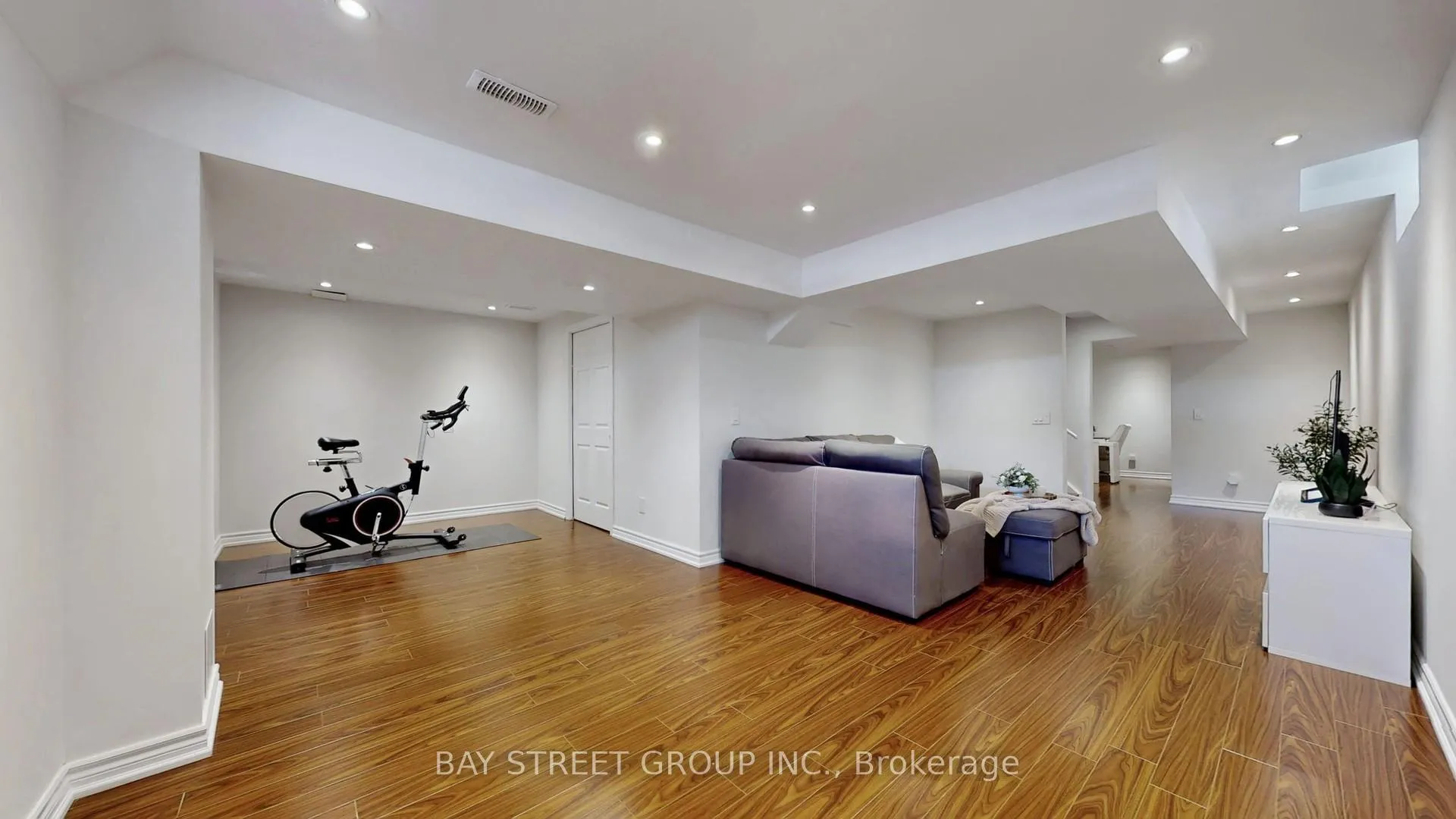 Photo 32 of 216 Emick Drive, Hamilton, Ancaster — HOMEH