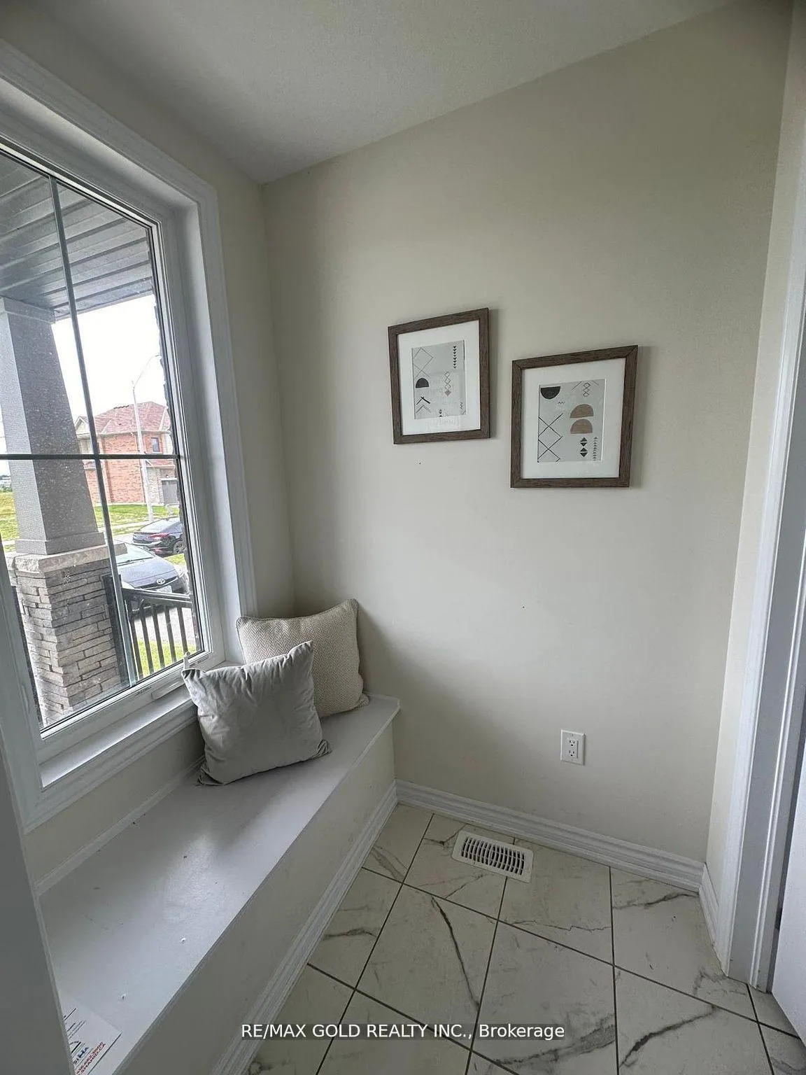 Photo 4 of 121 Explorer Way, Thorold, Rolling Meadows — HOMEH