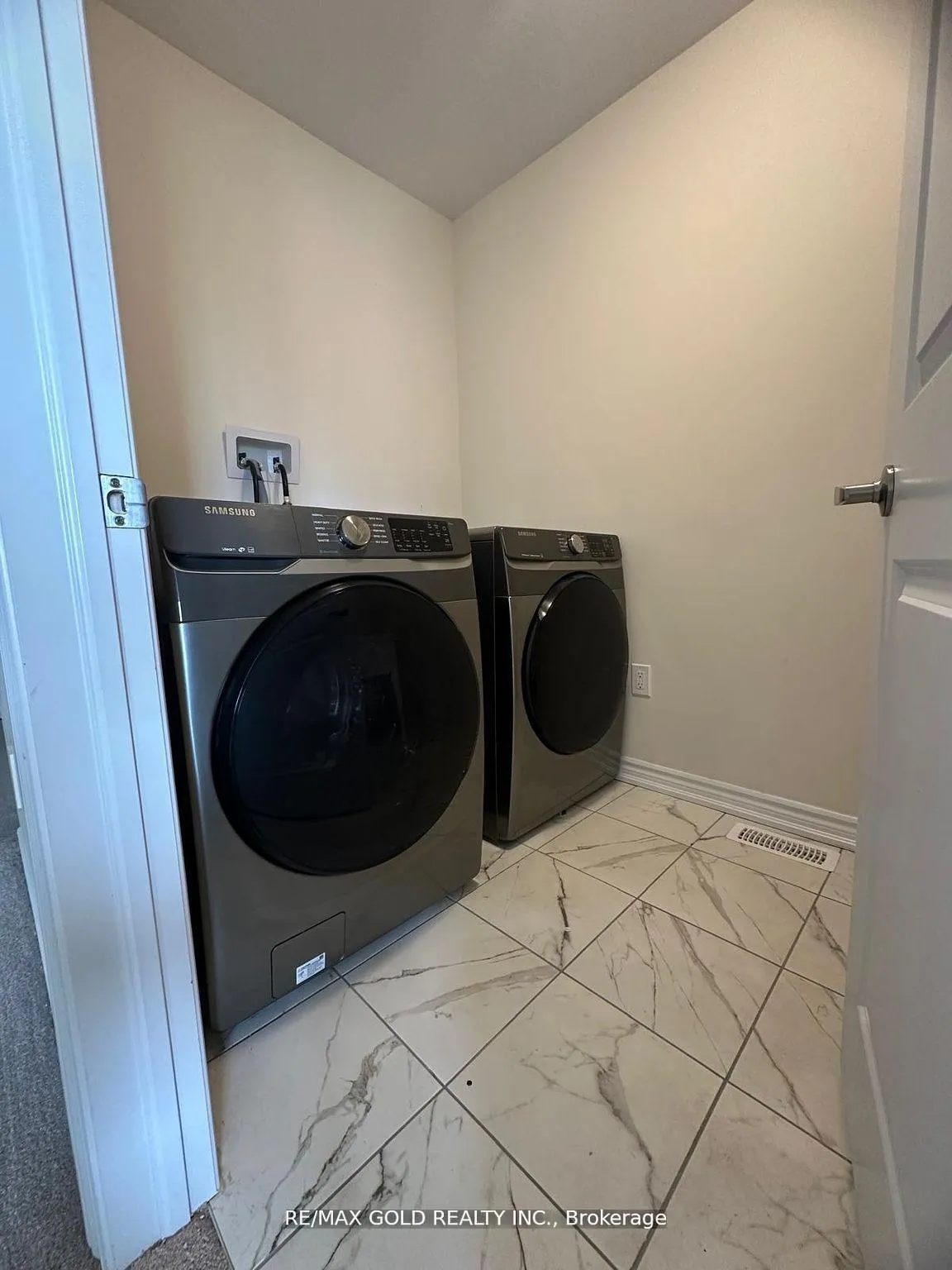 Photo 34 of 121 Explorer Way, Thorold, Rolling Meadows — HOMEH