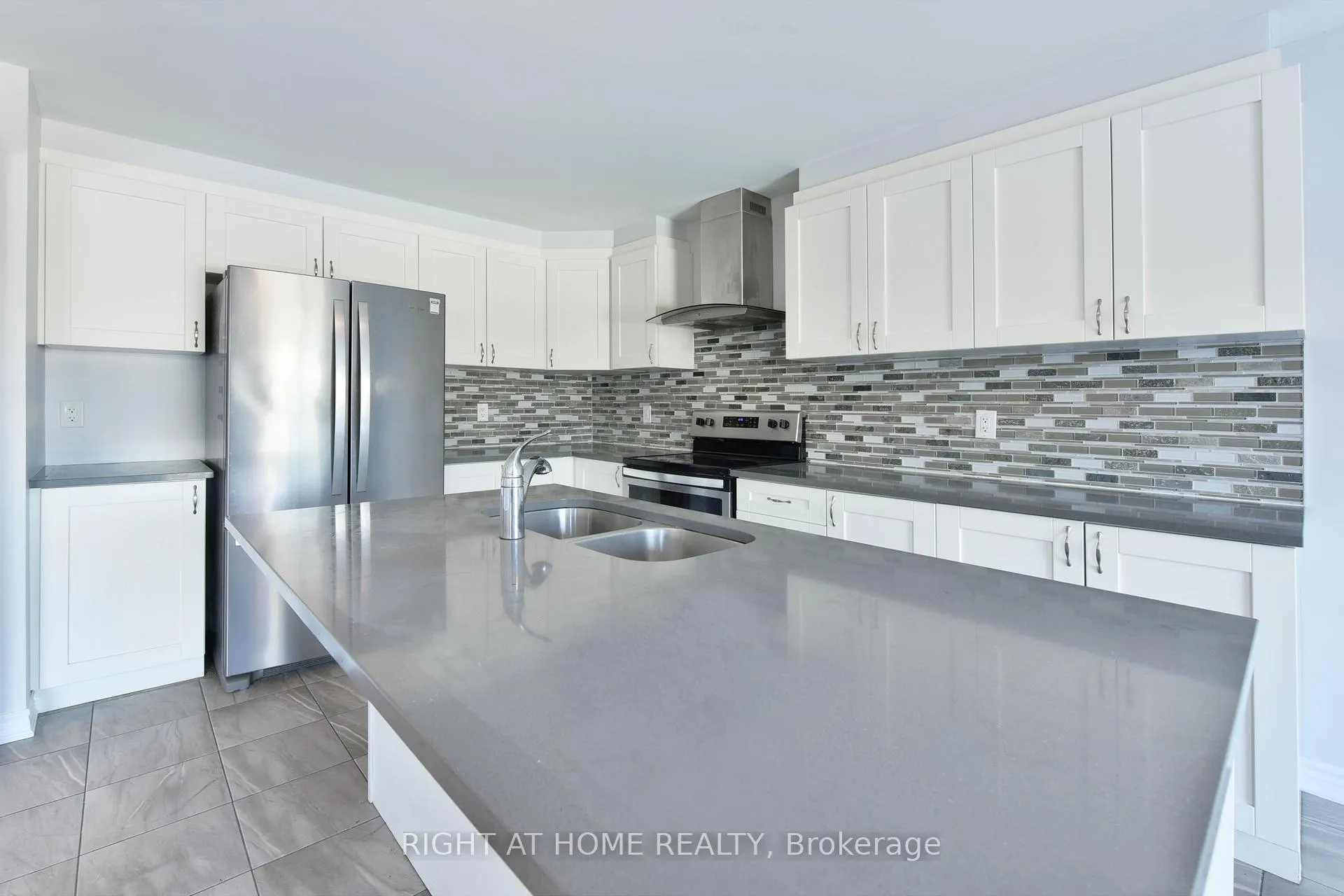 Photo 8 of 598 Malahat Way, Ottawa, Kanata - Emerald Meadows/Trailwest — HOMEH