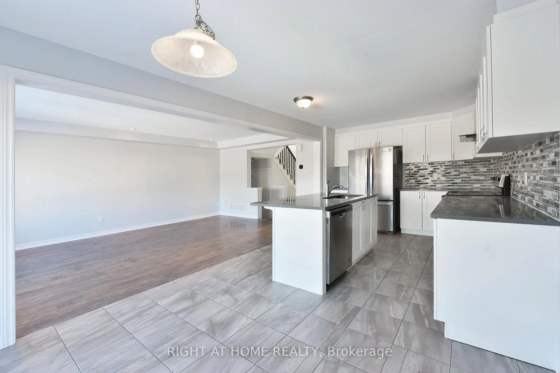 Photo 11 of 598 Malahat Way, Ottawa, Kanata - Emerald Meadows/Trailwest — HOMEH