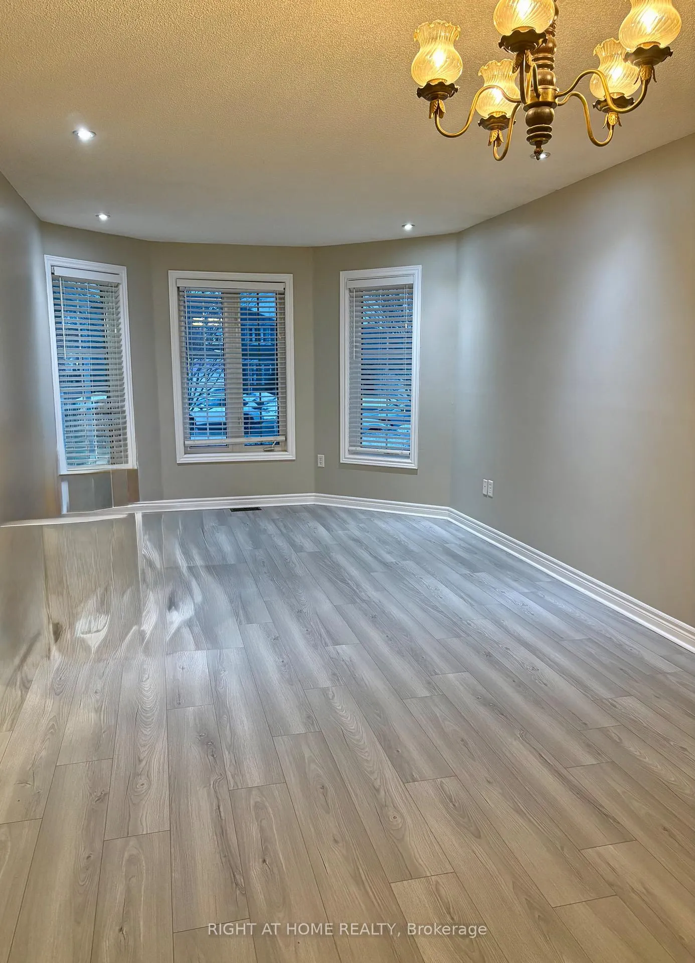 Photo 2 of 10 Stephanie Lane, Barrie, Painswick South — HOMEH
