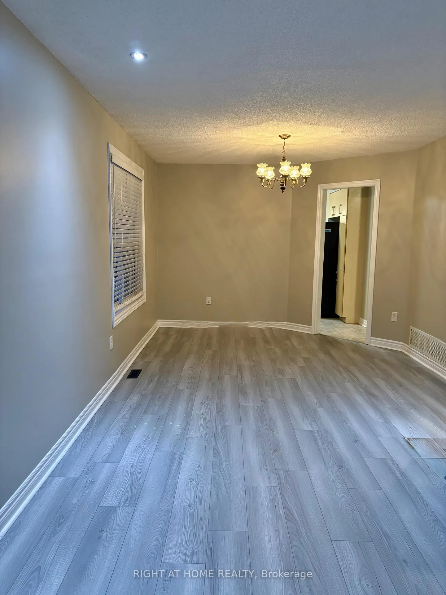 Photo 3 of 10 Stephanie Lane, Barrie, Painswick South — HOMEH