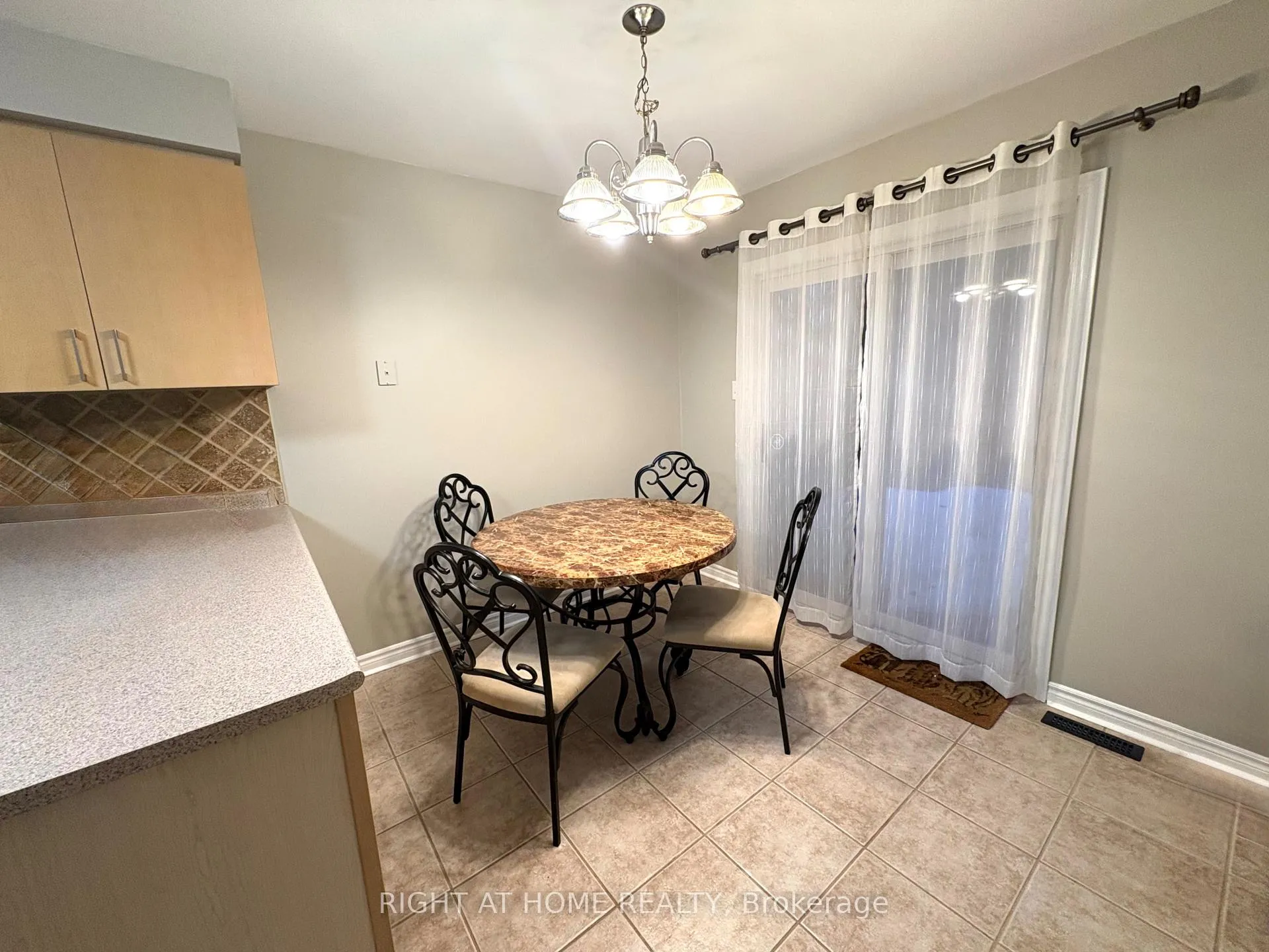 Photo 4 of 10 Stephanie Lane, Barrie, Painswick South — HOMEH