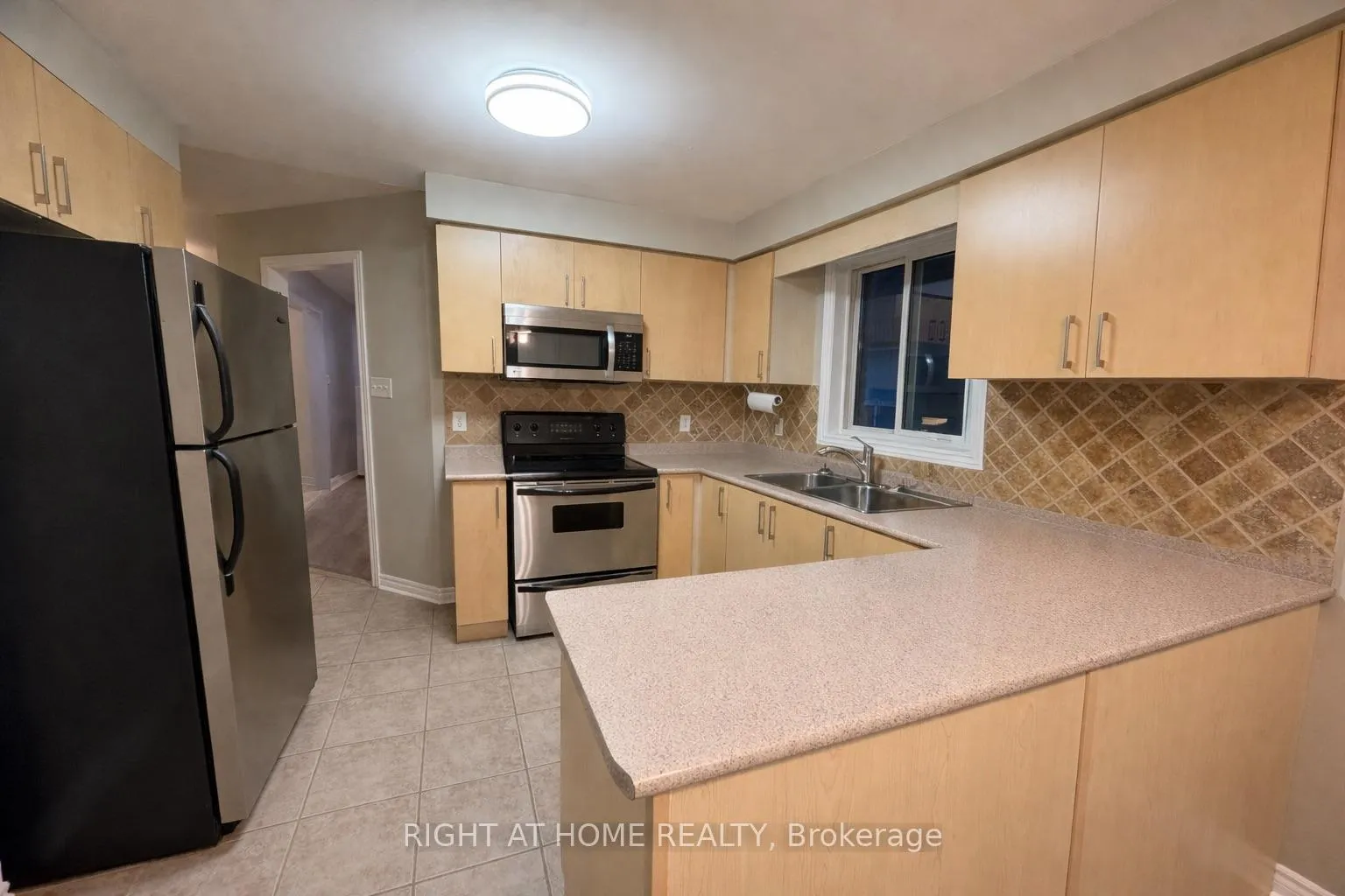 Photo 5 of 10 Stephanie Lane, Barrie, Painswick South — HOMEH