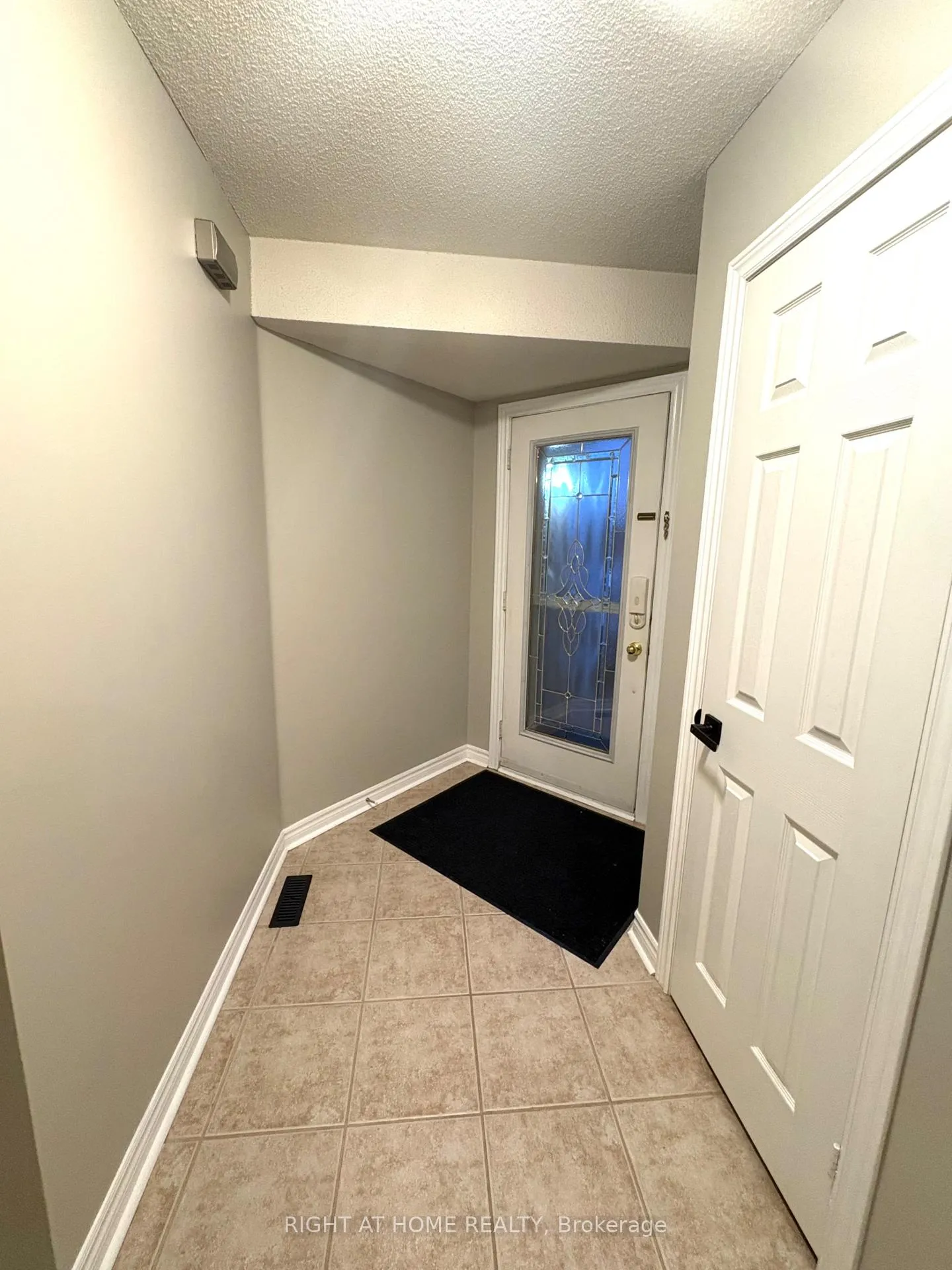 Photo 6 of 10 Stephanie Lane, Barrie, Painswick South — HOMEH