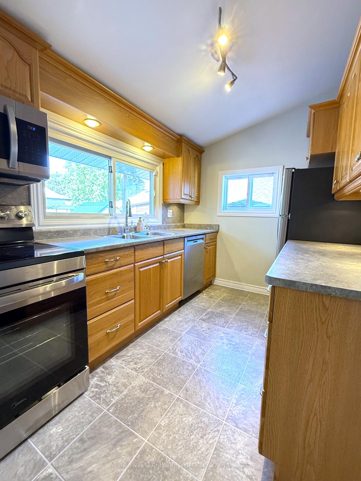Photo 5 of 305 St Leger Street, Kitchener — HOMEH