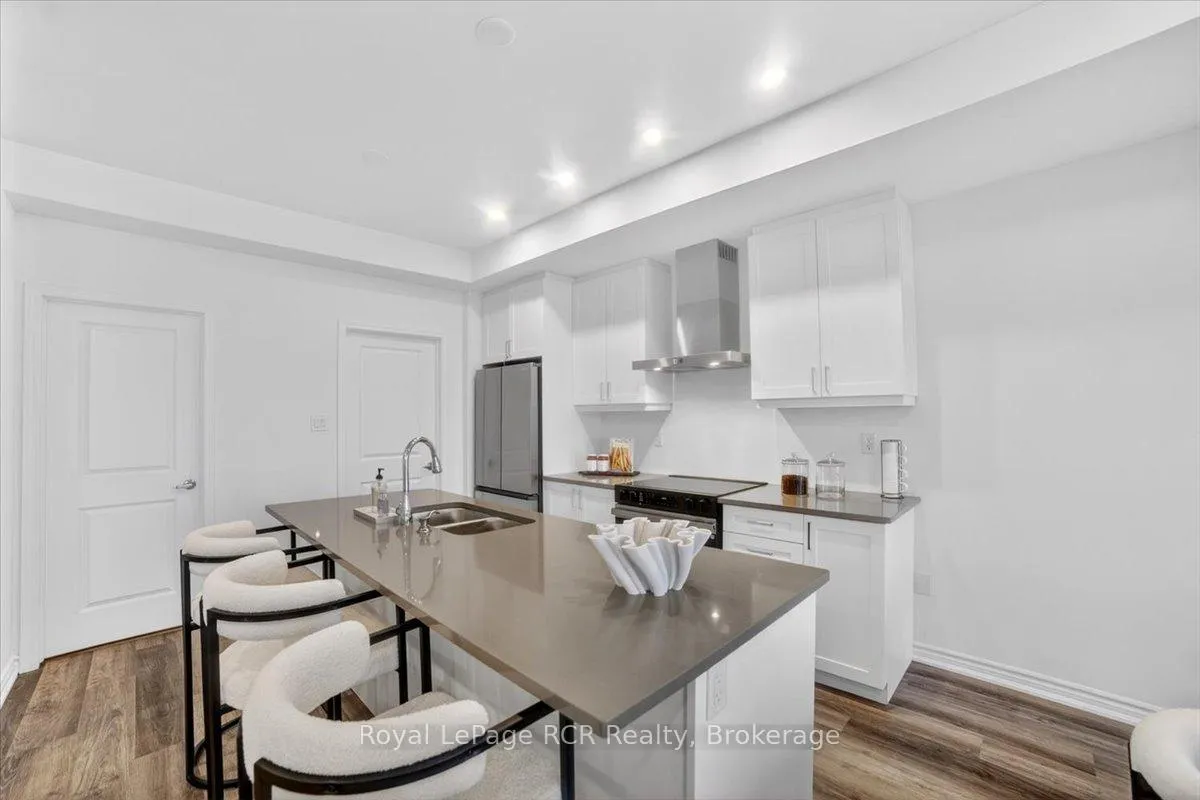 Photo 5 of 154 Elgin Street, Orillia — HOMEH