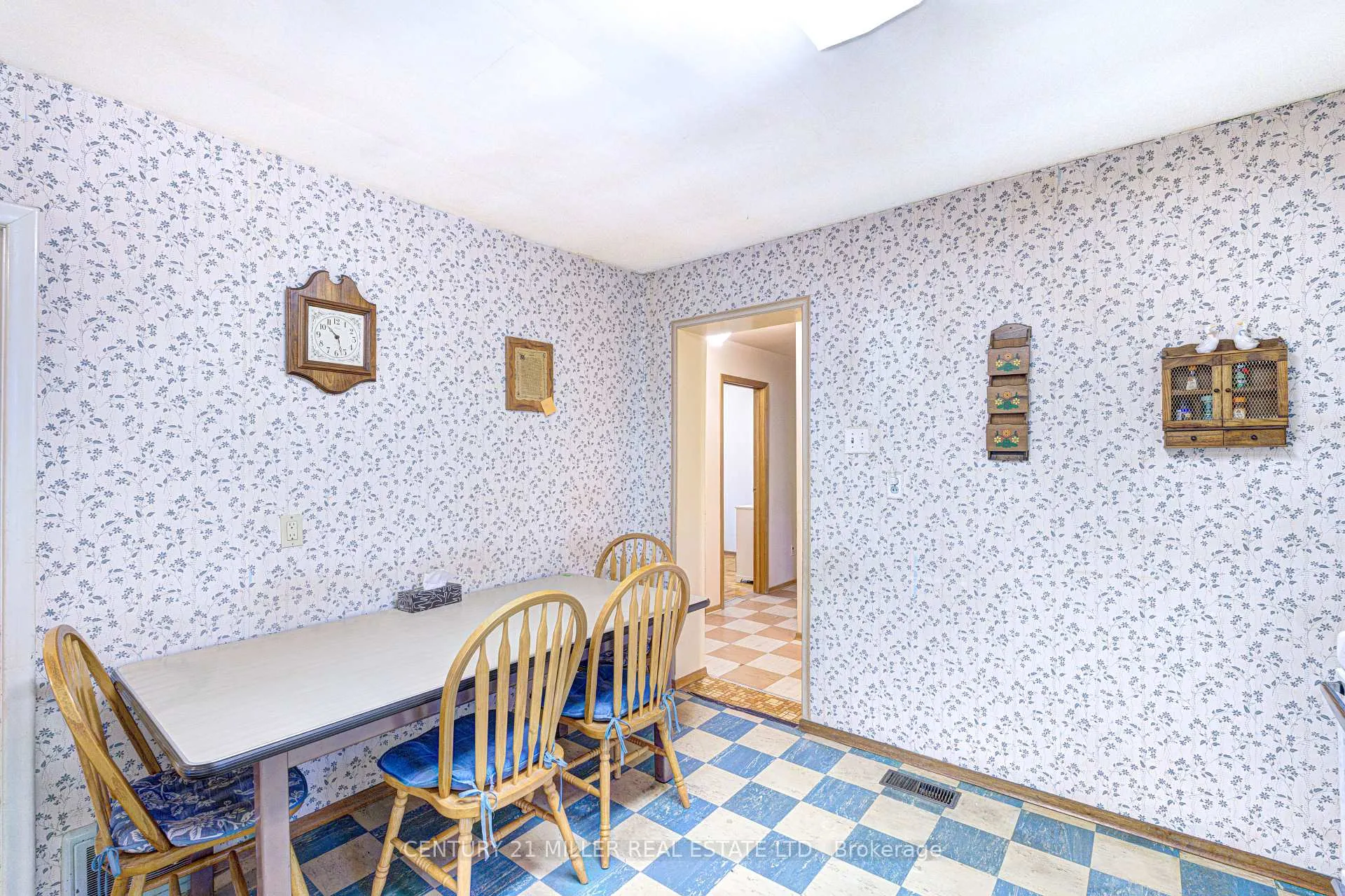 Photo 16 of 21 Dixon Road, Etobicoke, Humber Heights — HOMEH