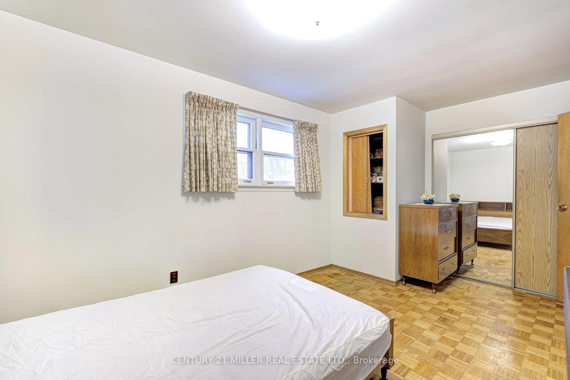 Photo 22 of 21 Dixon Road, Etobicoke, Humber Heights — HOMEH