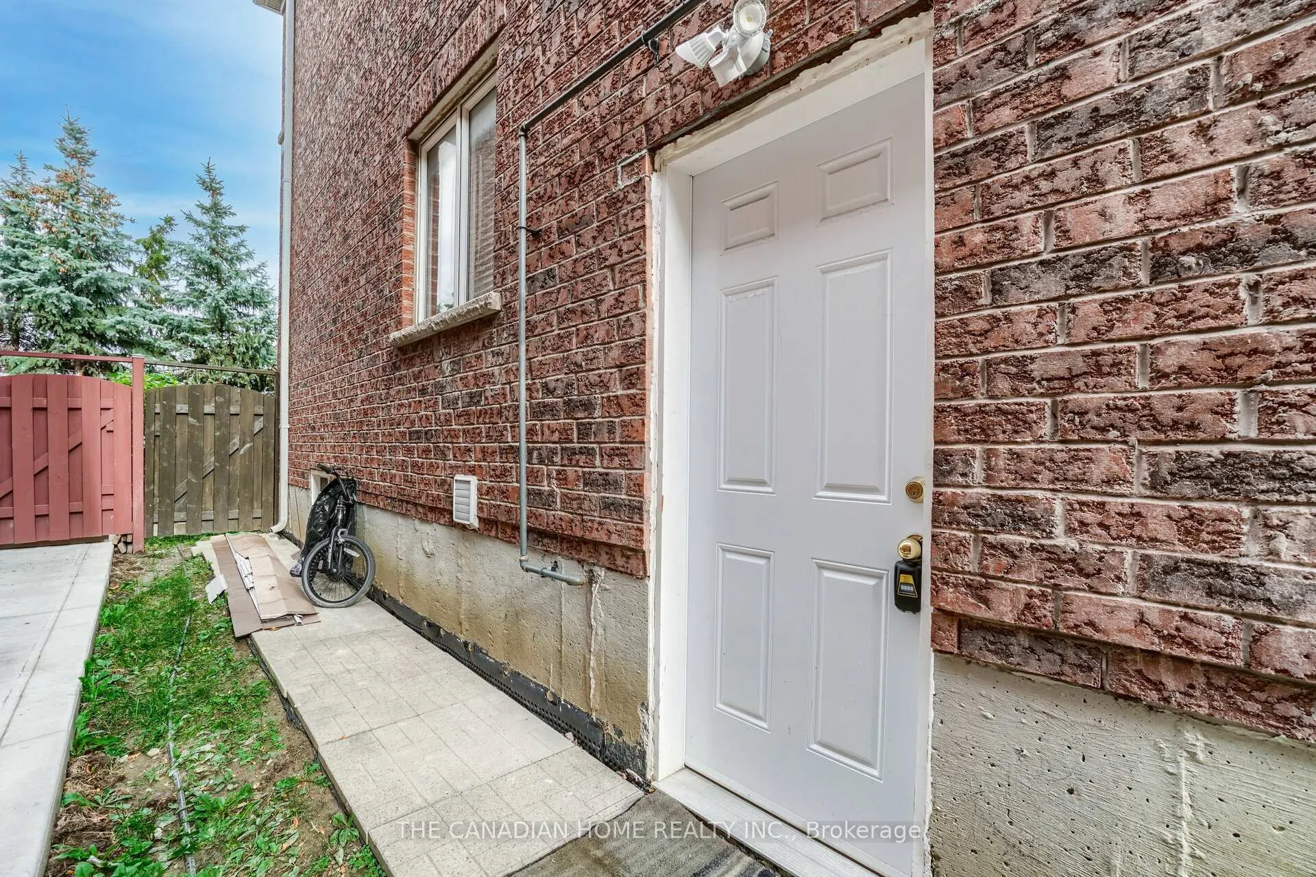 Photo 3 of Unit (Bsmnt), 92 Maddybeth Crescent, Brampton, Brampton West — HOMEH