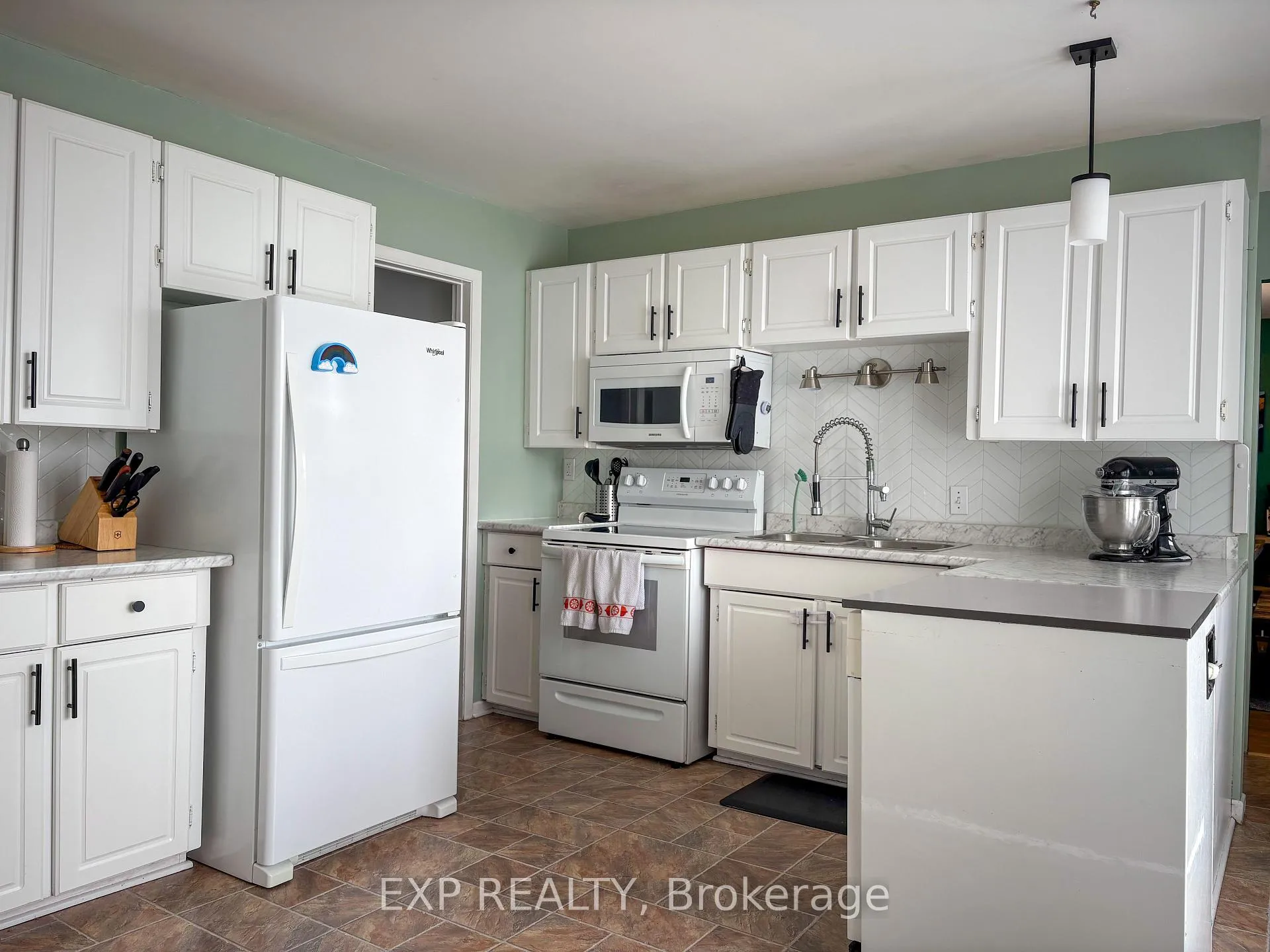 Photo 4 of 934 Raglan Street S, Renfrew — HOMEH
