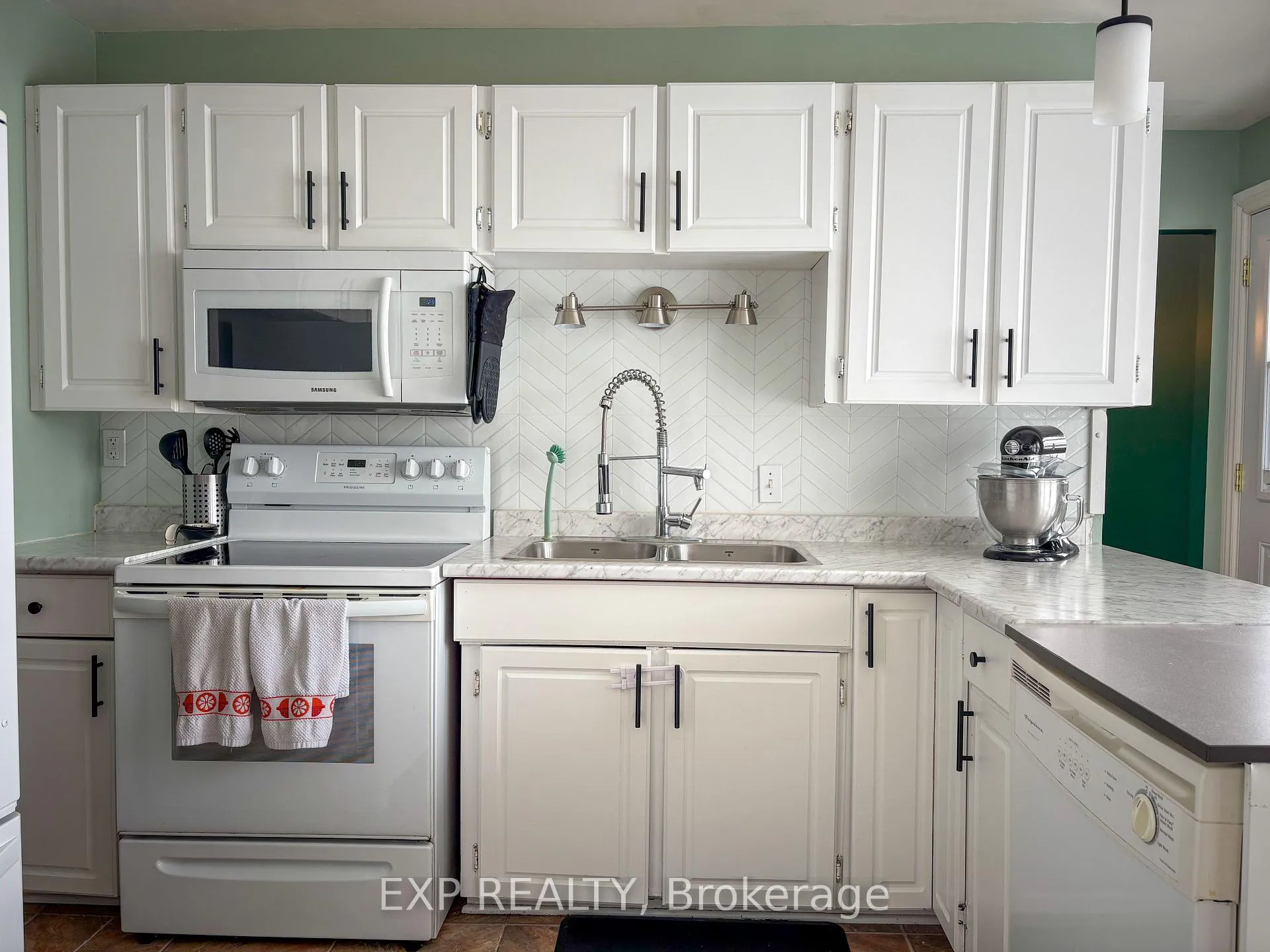 Photo 5 of 934 Raglan Street S, Renfrew — HOMEH