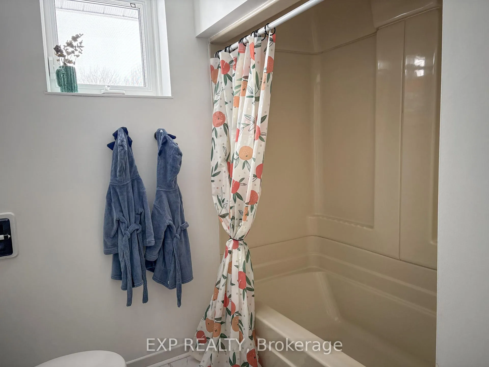 Photo 13 of 934 Raglan Street S, Renfrew — HOMEH