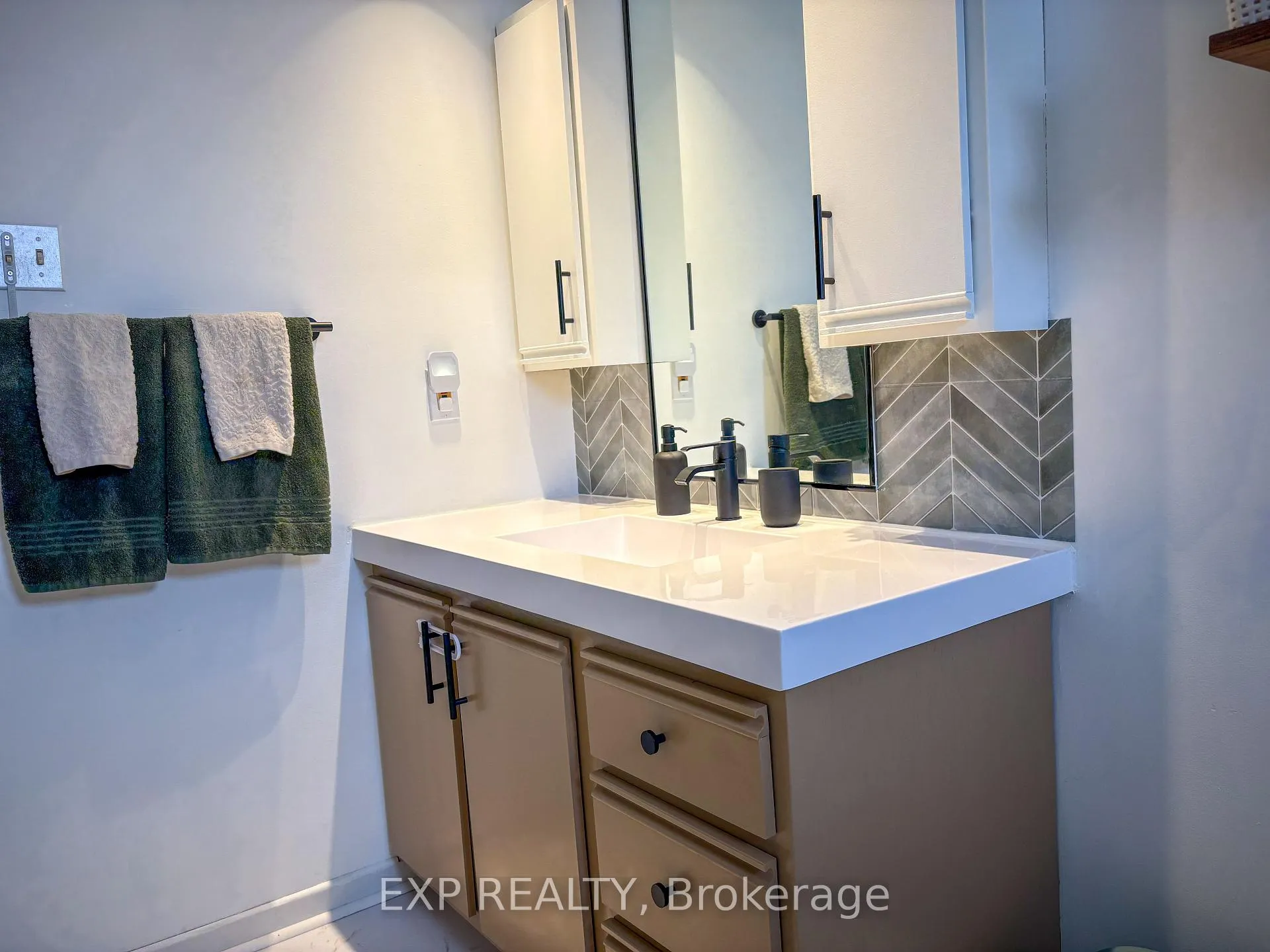 Photo 14 of 934 Raglan Street S, Renfrew — HOMEH