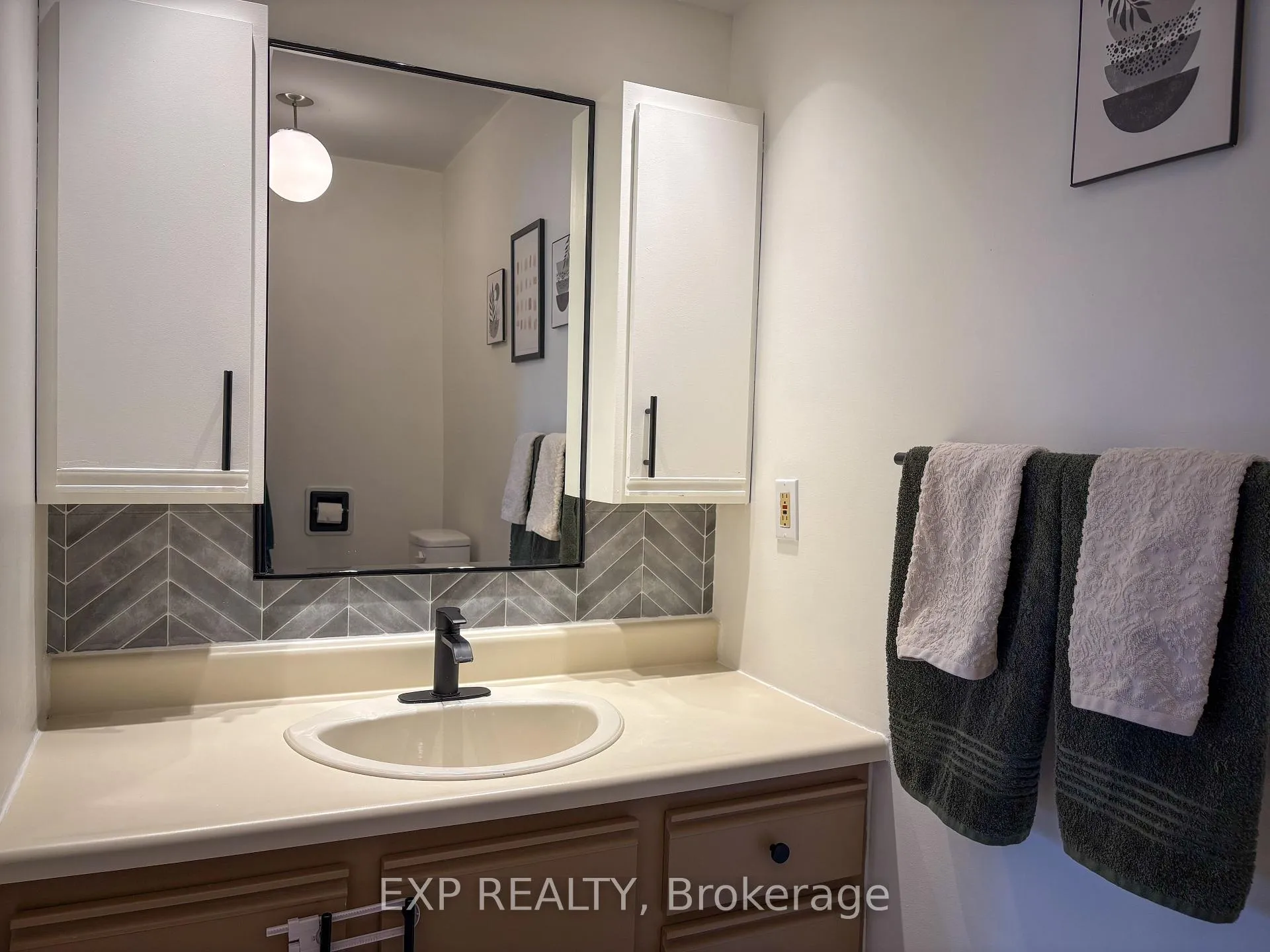 Photo 19 of 934 Raglan Street S, Renfrew — HOMEH