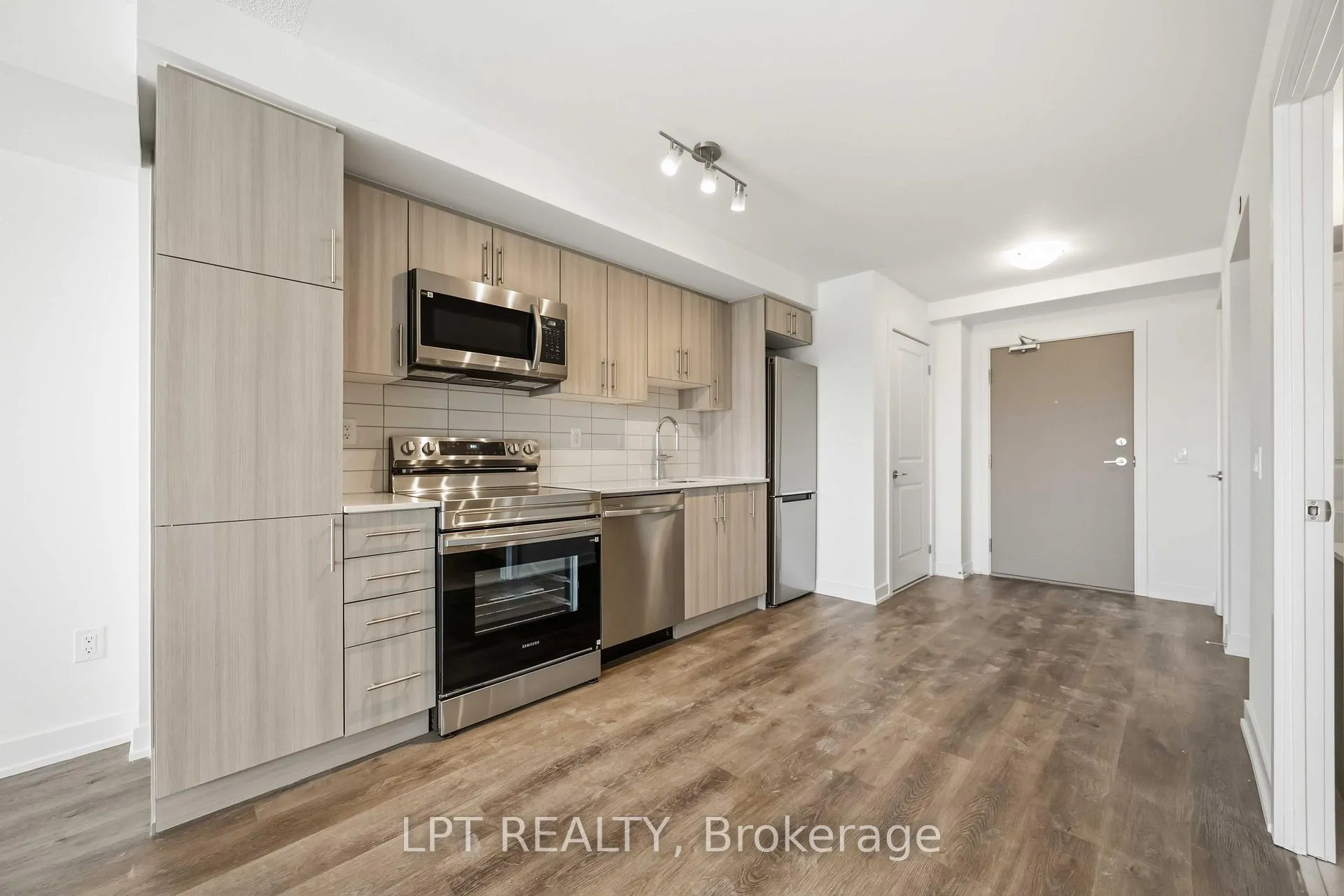 Photo 5 of Unit 304, 1010 Sandy Beach Road, Pickering, Bay Ridges — HOMEH