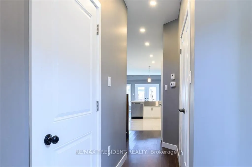 Photo 8 of 212 Weir Street N, Hamilton, Homeside — HOMEH