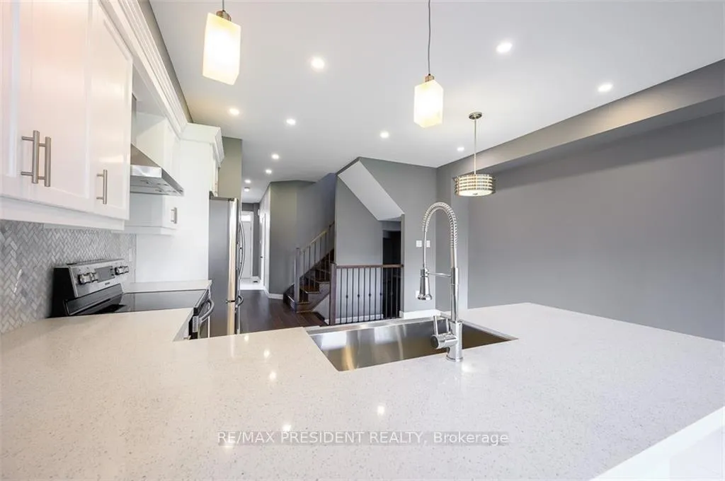 Photo 9 of 212 Weir Street N, Hamilton, Homeside — HOMEH