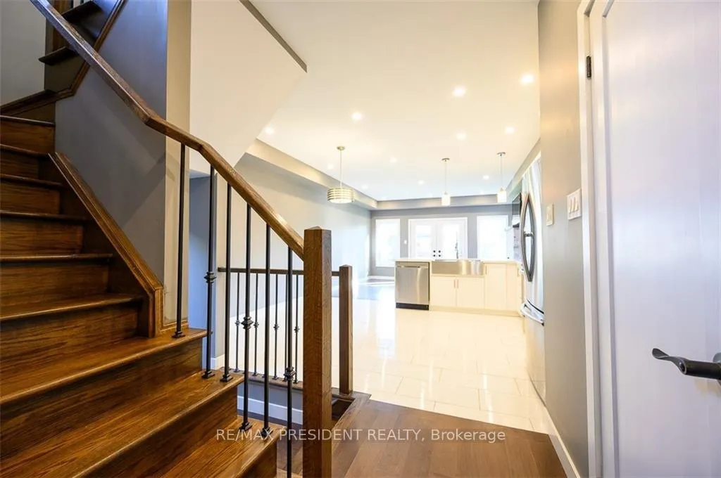 Photo 15 of 212 Weir Street N, Hamilton, Homeside — HOMEH