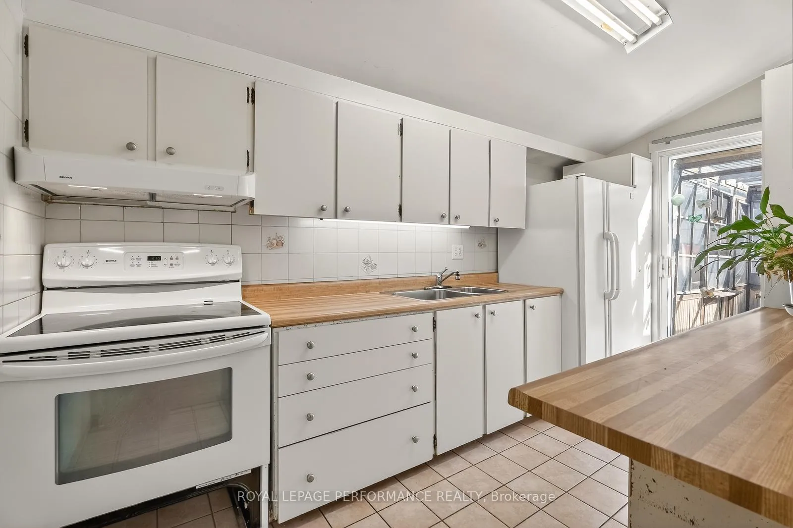 Photo 13 of 1132 Adirondack Drive, Ottawa, Kenson Park — HOMEH