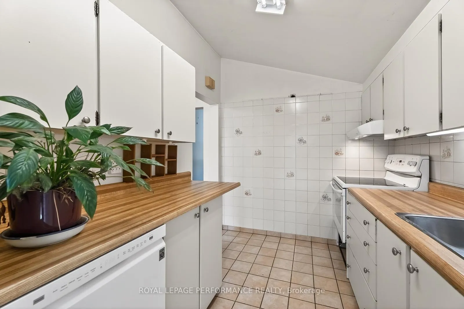 Photo 15 of 1132 Adirondack Drive, Ottawa, Kenson Park — HOMEH