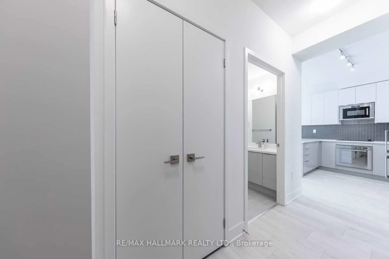 Photo 5 of Unit 327, 2908 Highway 7, Vaughan, Concord — HOMEH