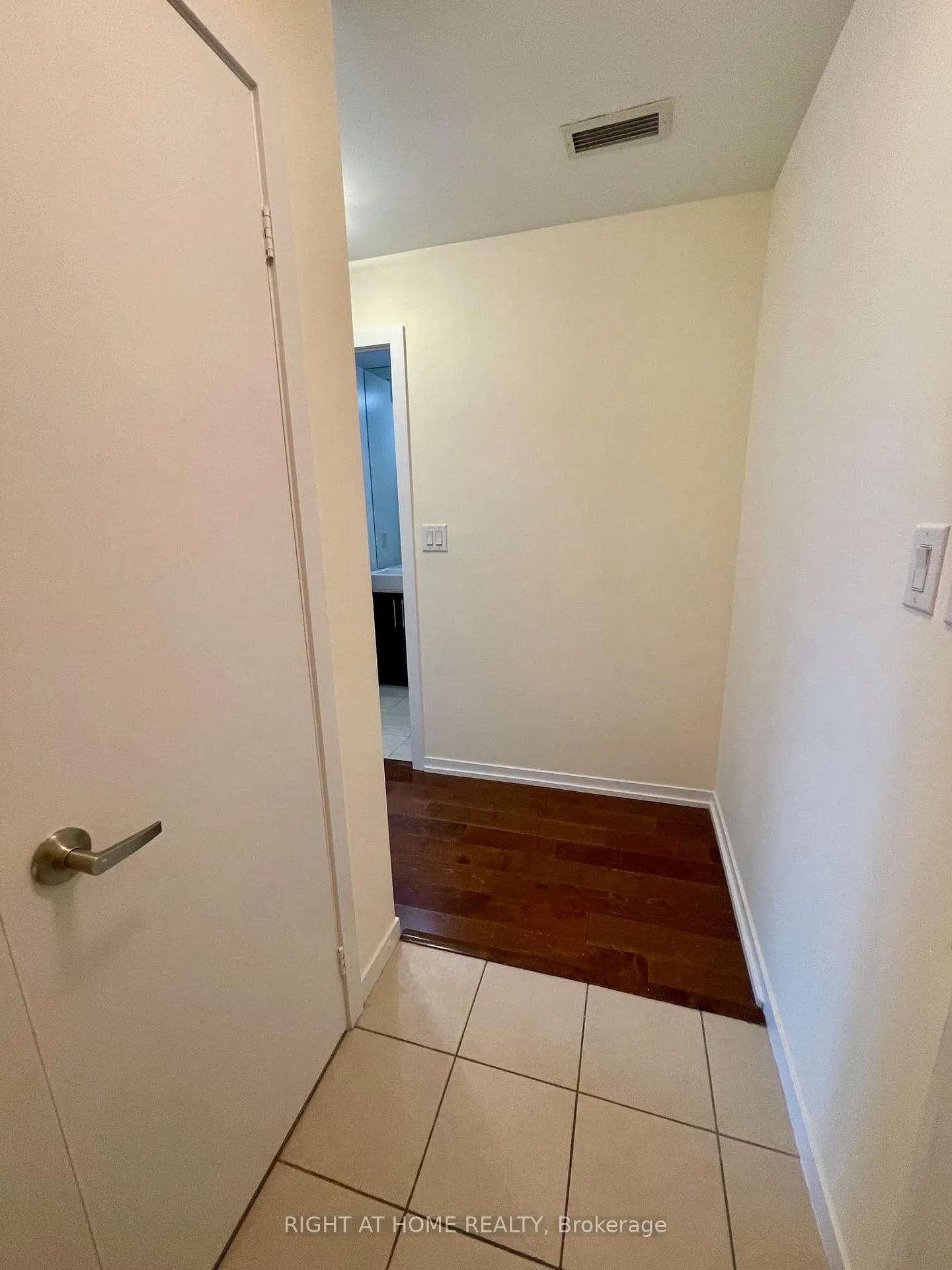 Photo 4 of Unit 1311, 55 Bremner Boulevard, Toronto, Waterfront Communities — HOMEH
