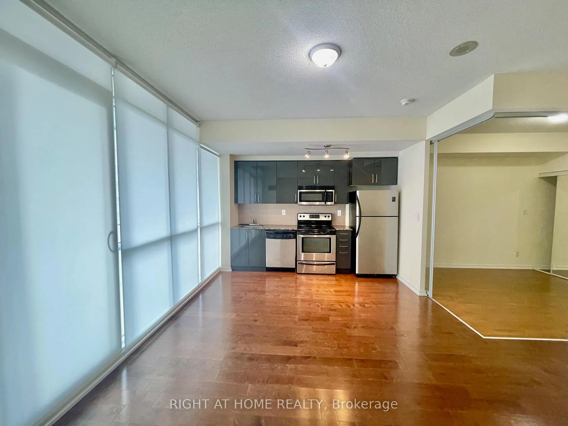 Photo 5 of Unit 1311, 55 Bremner Boulevard, Toronto, Waterfront Communities — HOMEH