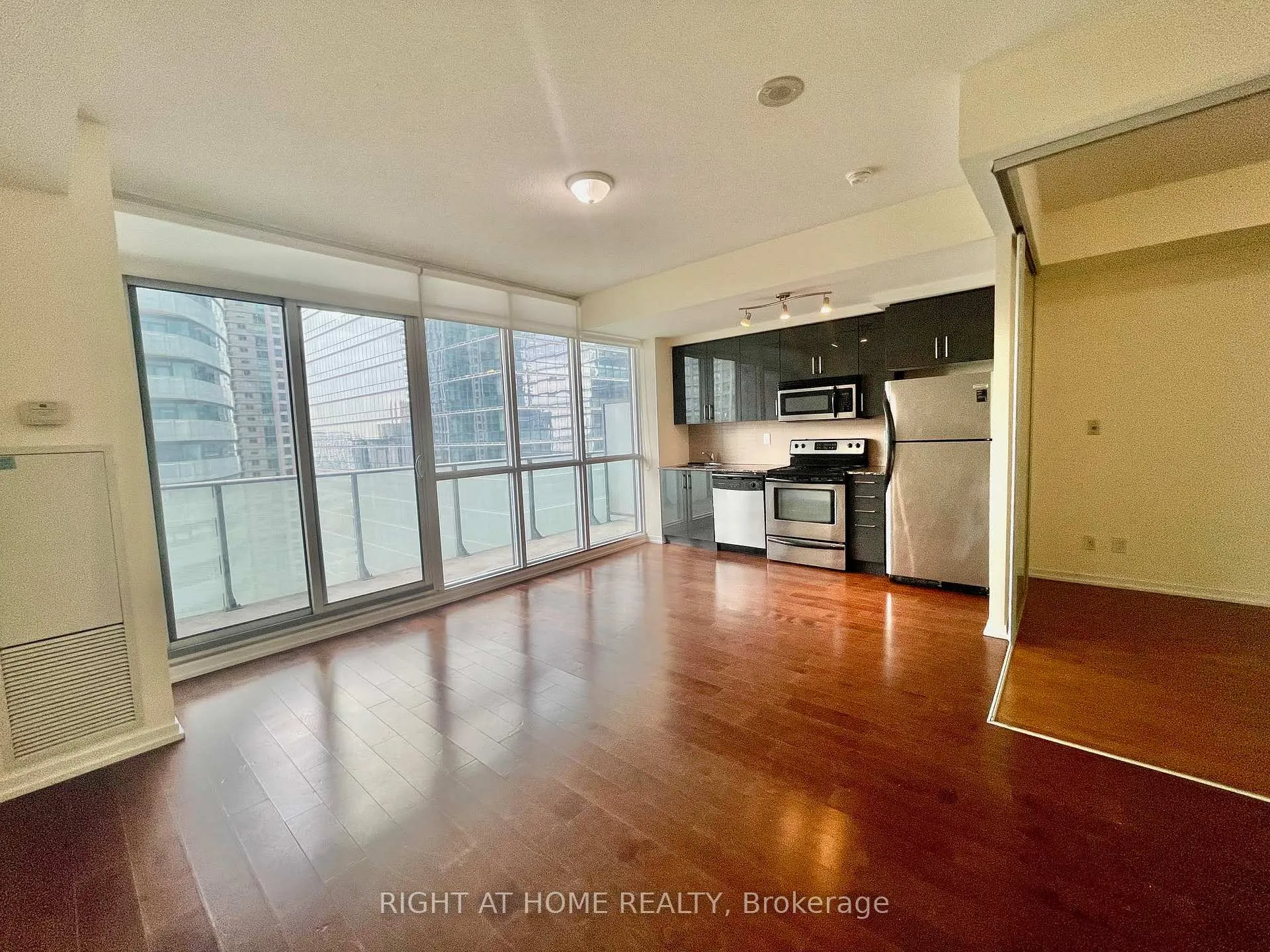 Photo 10 of Unit 1311, 55 Bremner Boulevard, Toronto, Waterfront Communities — HOMEH