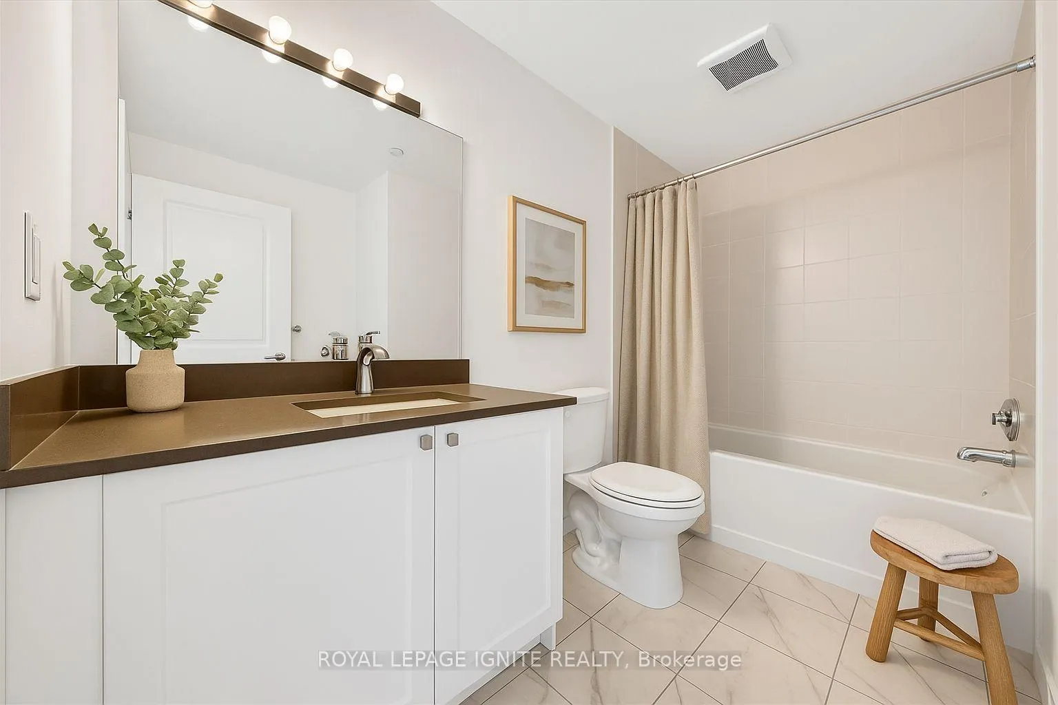 Photo 13 of Unit 228, 50 Lakebreeze Drive, Clarington, Newcastle — HOMEH