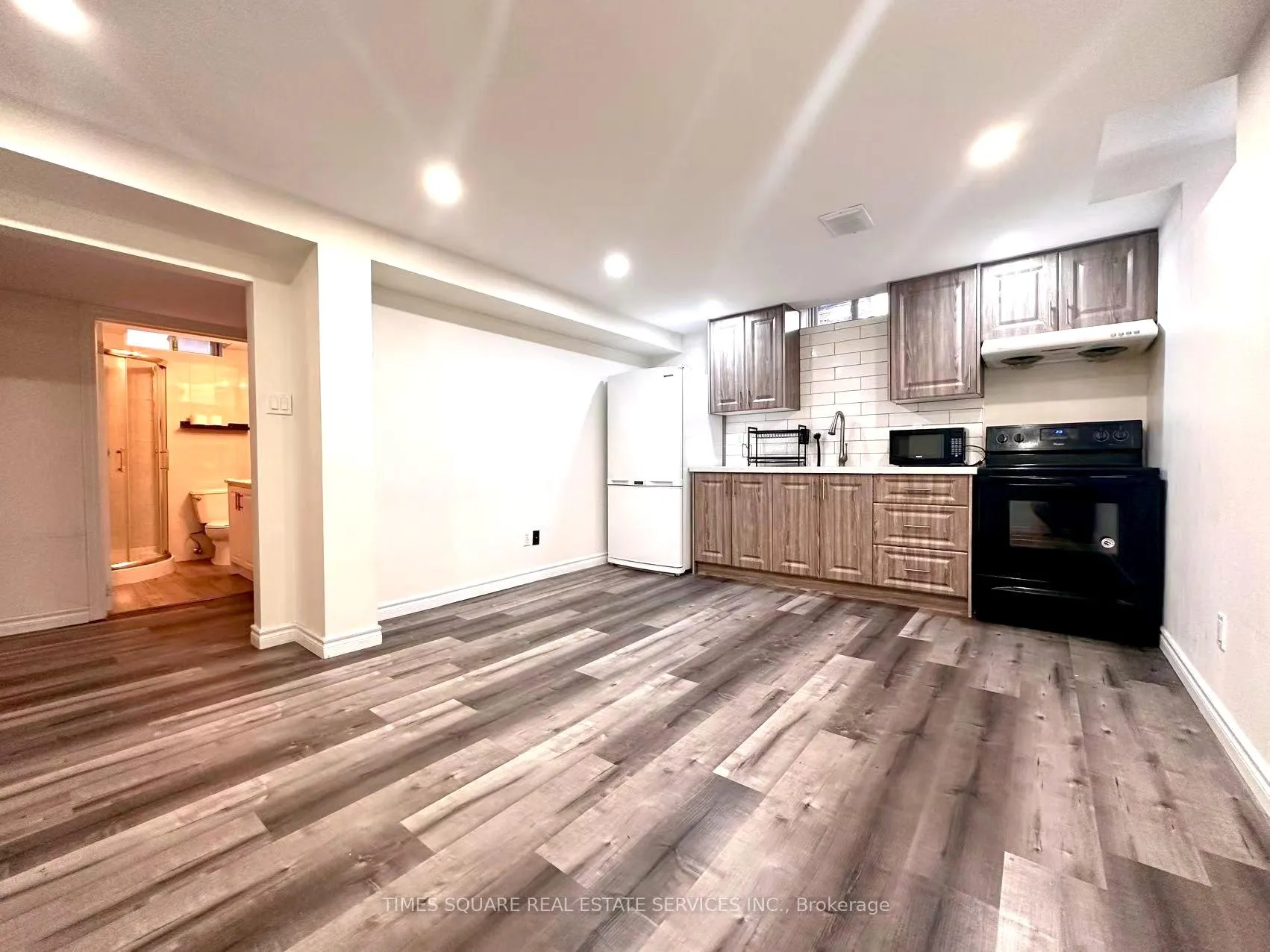 Photo 3 of 12 Milton Place, Vaughan, Maple — HOMEH