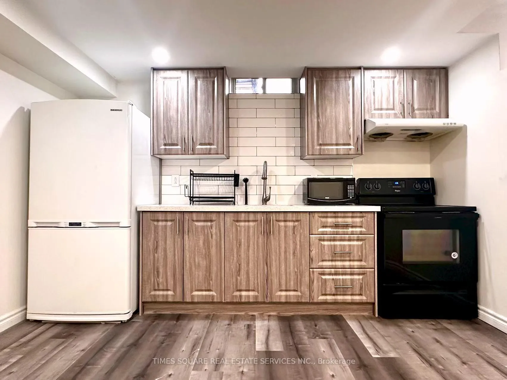 Photo 4 of 12 Milton Place, Vaughan, Maple — HOMEH