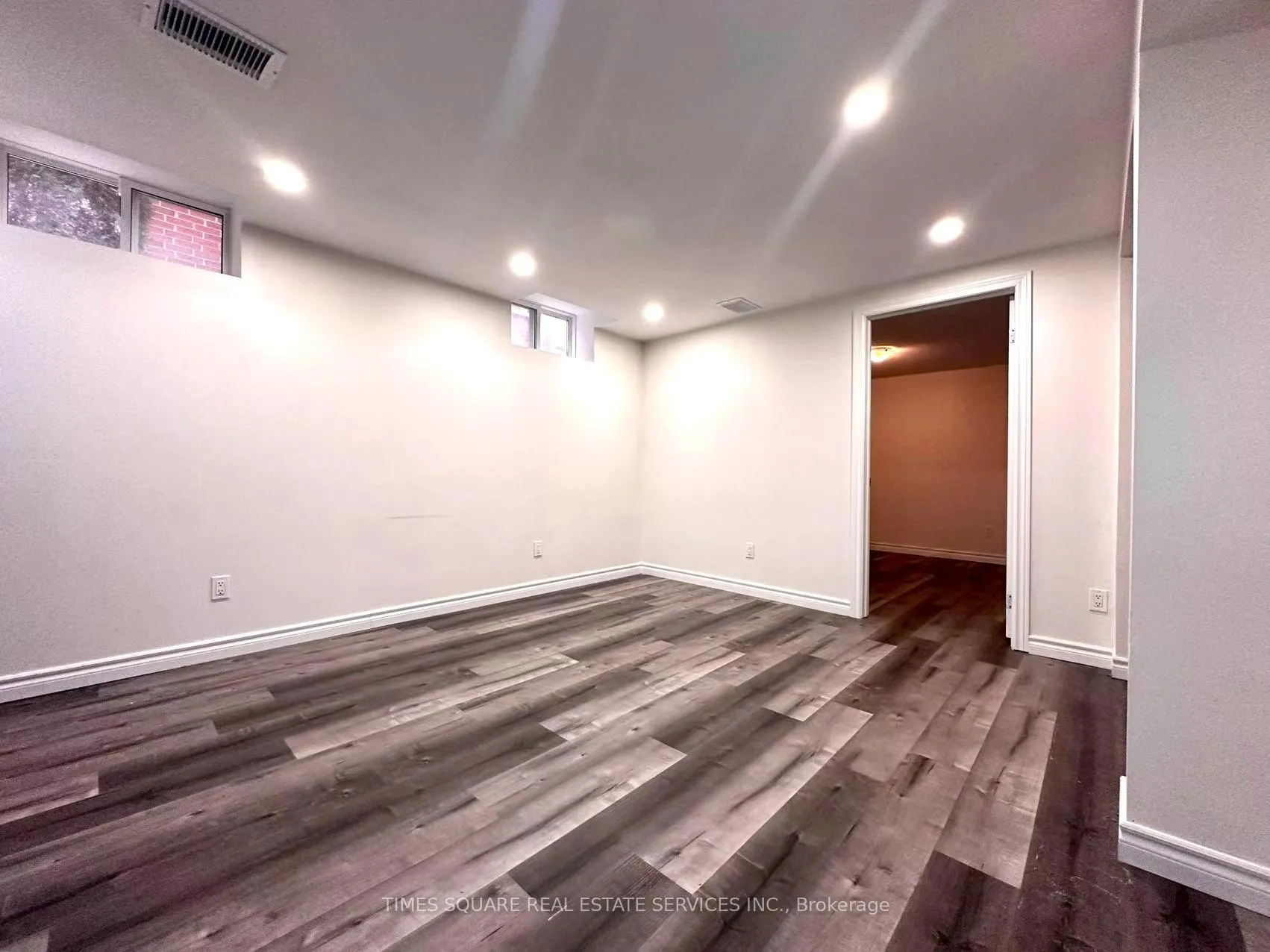 Photo 5 of 12 Milton Place, Vaughan, Maple — HOMEH