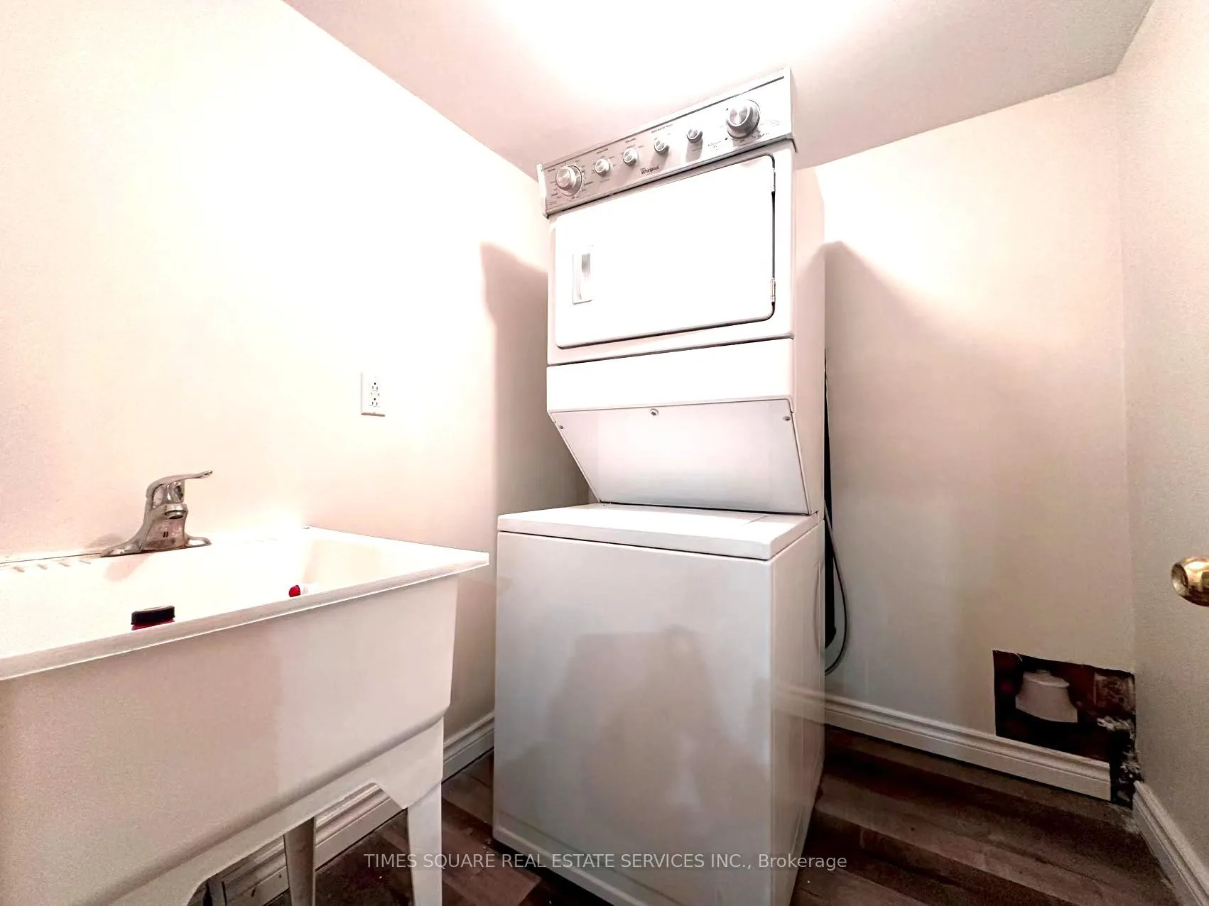 Photo 9 of 12 Milton Place, Vaughan, Maple — HOMEH