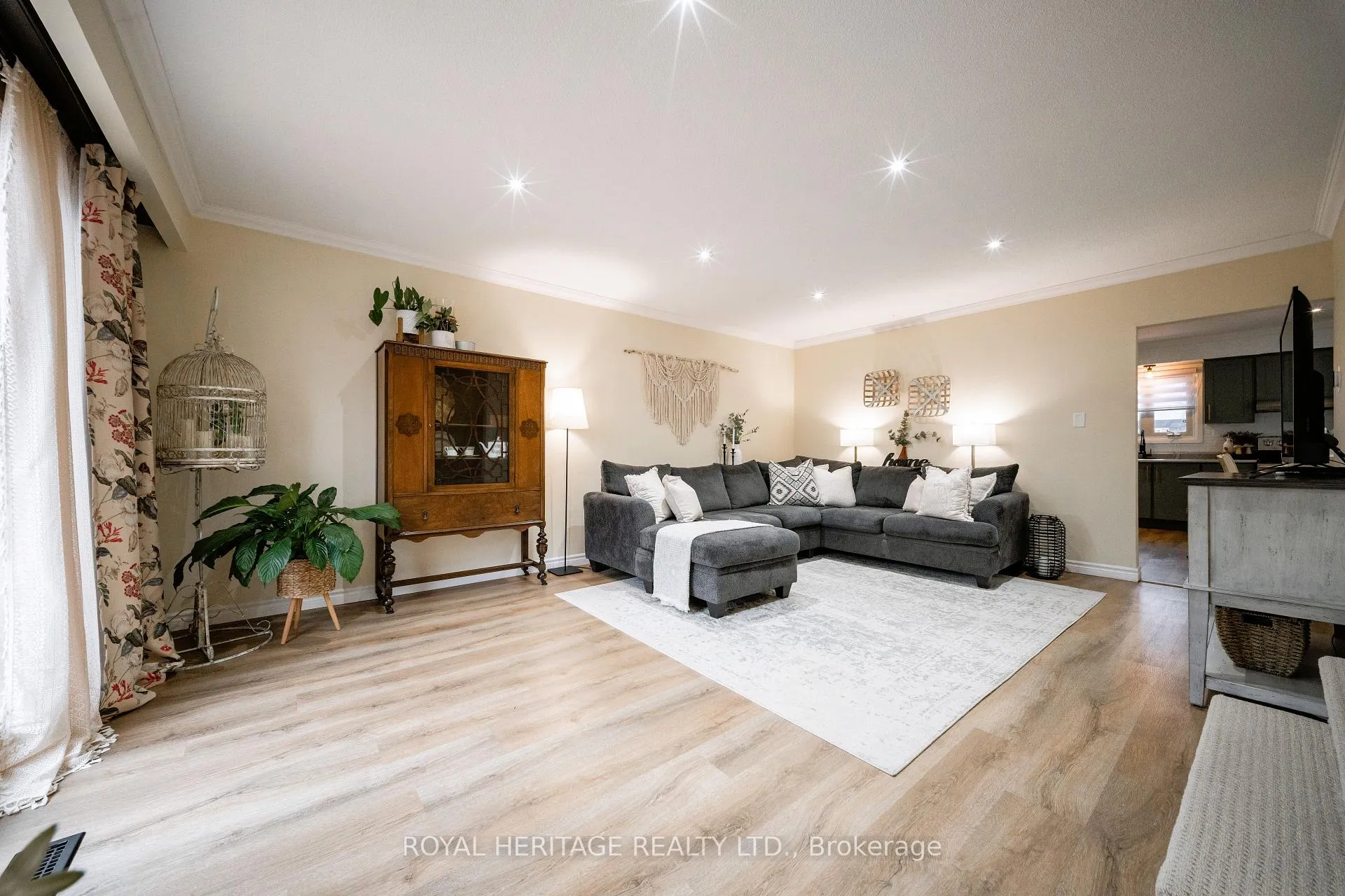 Photo 3 of 198 Barkley Crescent, Oshawa, Vanier — HOMEH