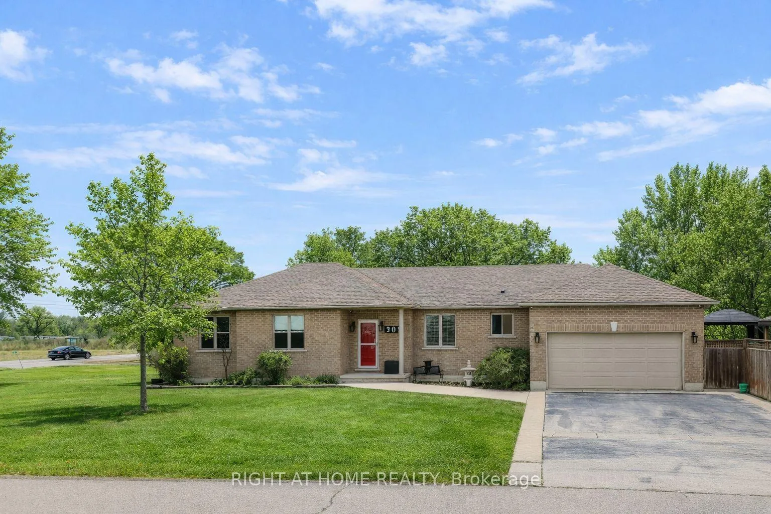 Photo 1 of 301 Mud Street E, Hamilton, Rural Stoney Creek — HOMEH