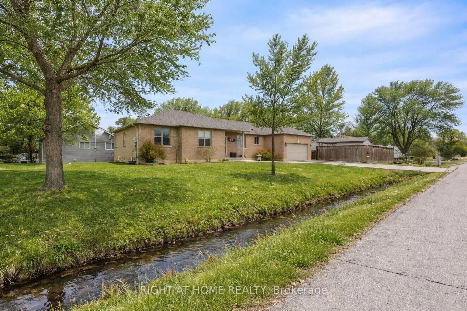 Photo 2 of 301 Mud Street E, Hamilton, Rural Stoney Creek — HOMEH