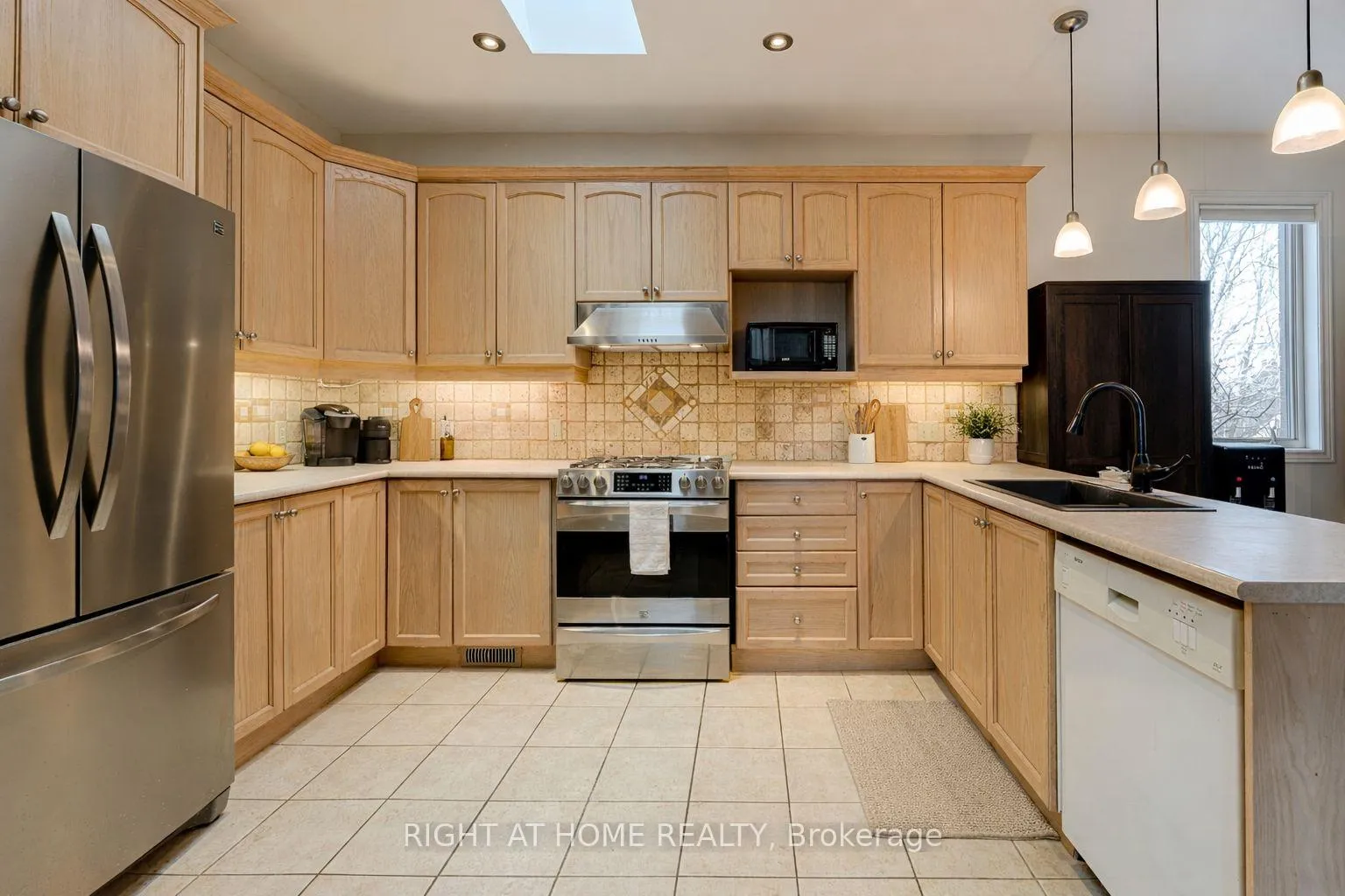 Photo 6 of 301 Mud Street E, Hamilton, Rural Stoney Creek — HOMEH