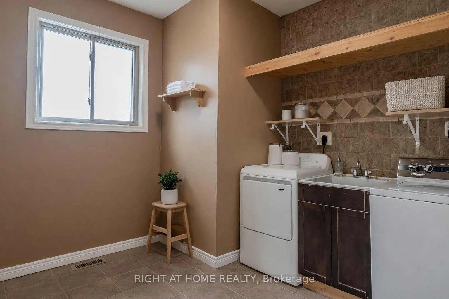 Photo 23 of 301 Mud Street E, Hamilton, Rural Stoney Creek — HOMEH