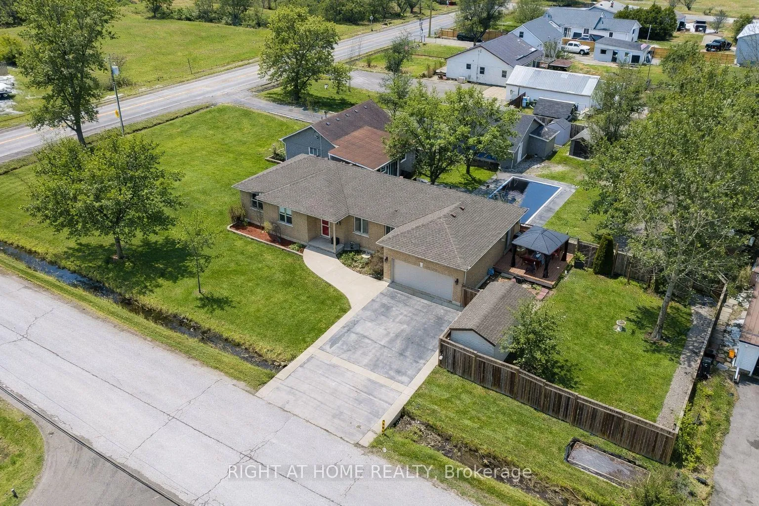 Photo 31 of 301 Mud Street E, Hamilton, Rural Stoney Creek — HOMEH