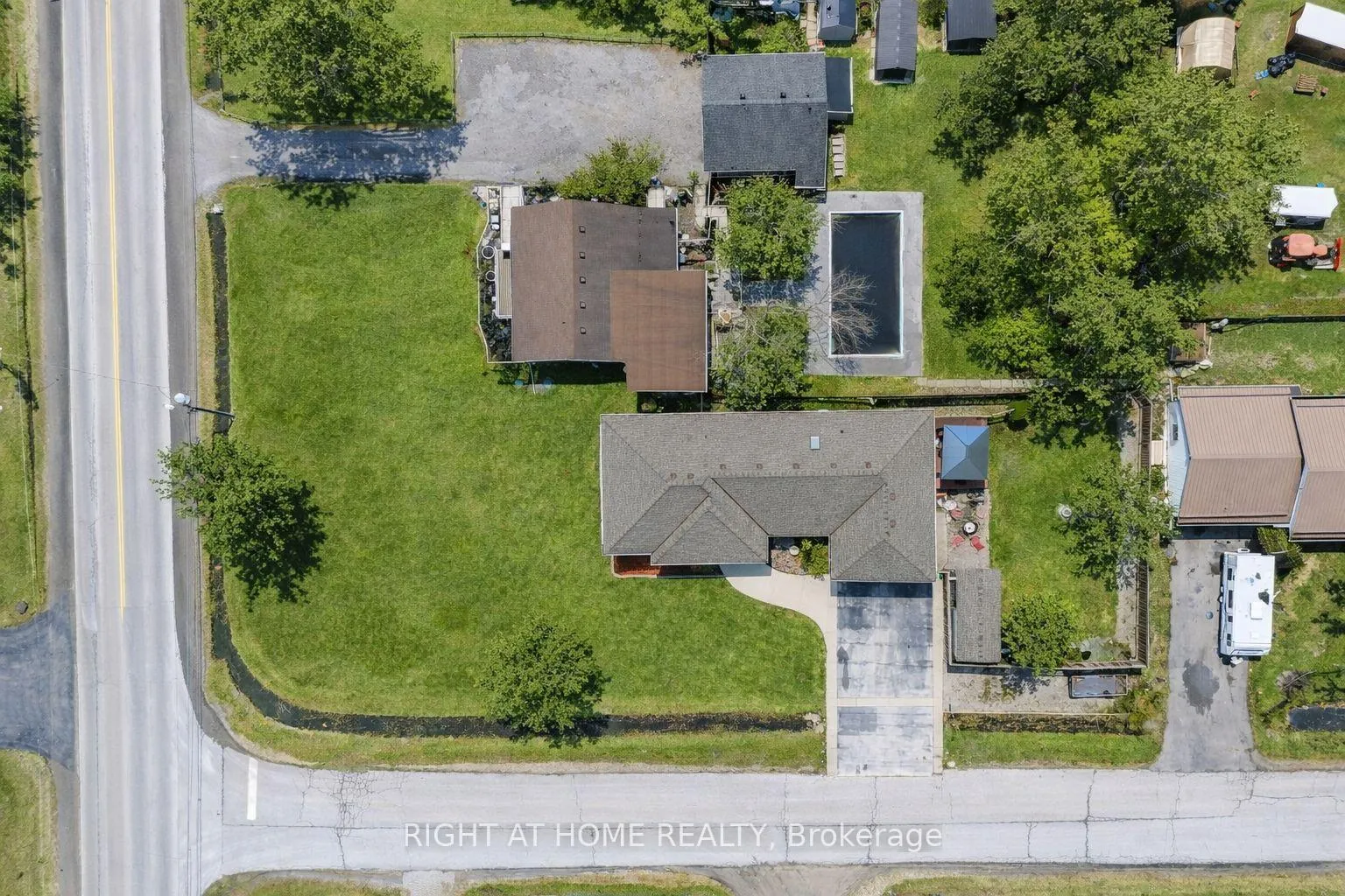 Photo 32 of 301 Mud Street E, Hamilton, Rural Stoney Creek — HOMEH