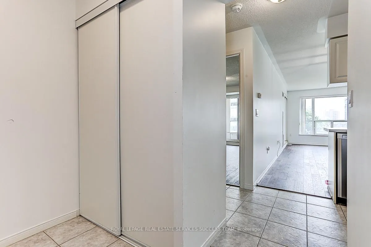 Photo 4 of Unit 409, 909 Bay Street, Toronto, Bay Street Corridor — HOMEH