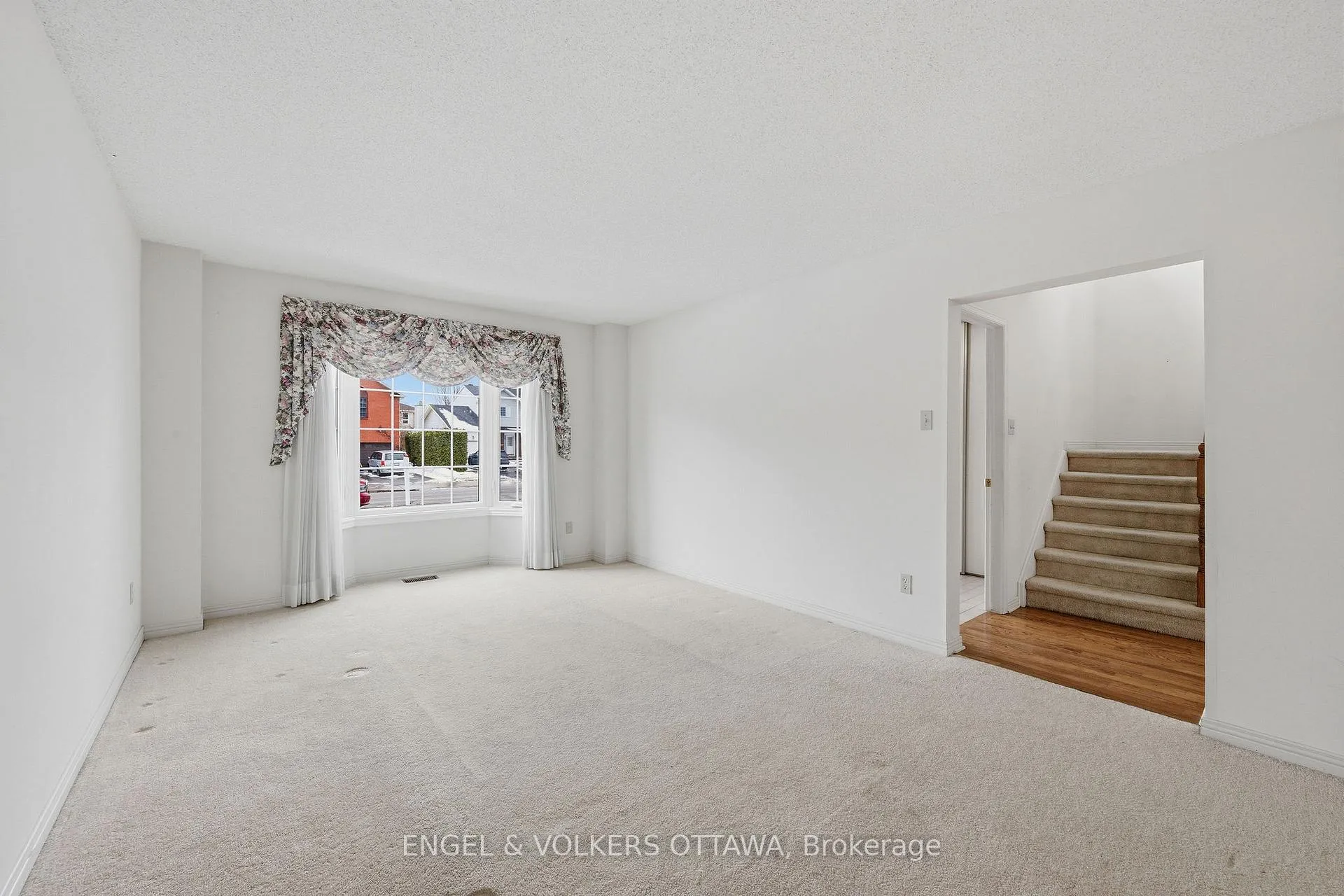 Photo 3 of 591 Merkley Drive, Ottawa, Fallingbrook/Pineridge — HOMEH